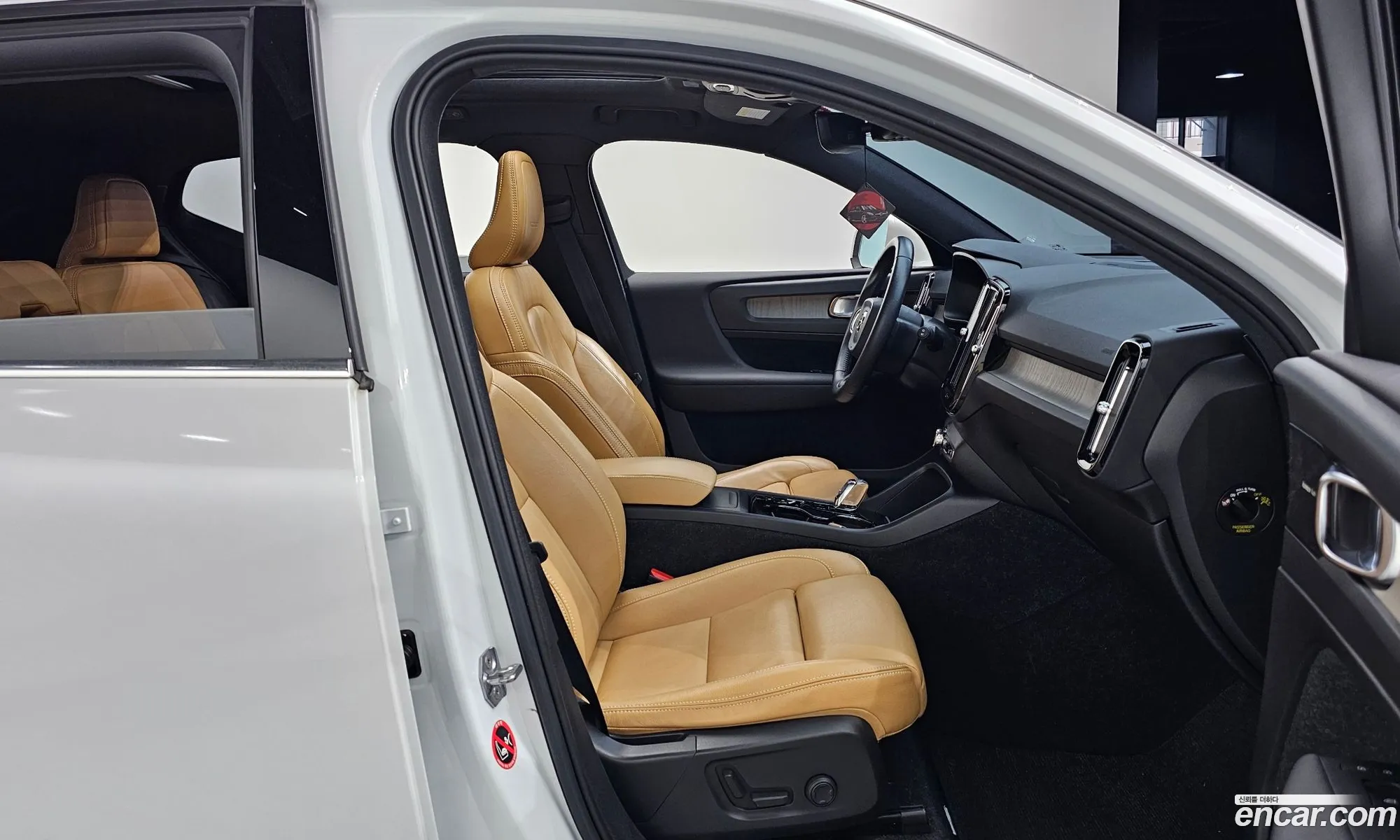 Volvo XC40 2019 YV1XZACACL2194037 — 12