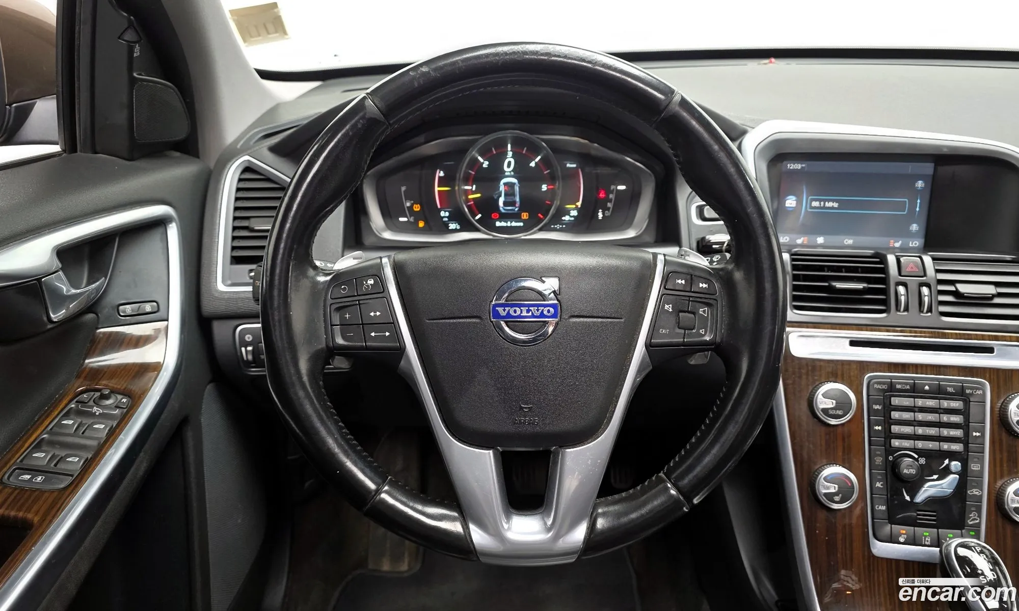 Volvo XC60 2015 YV1DZ82K6F2754864 — 2
