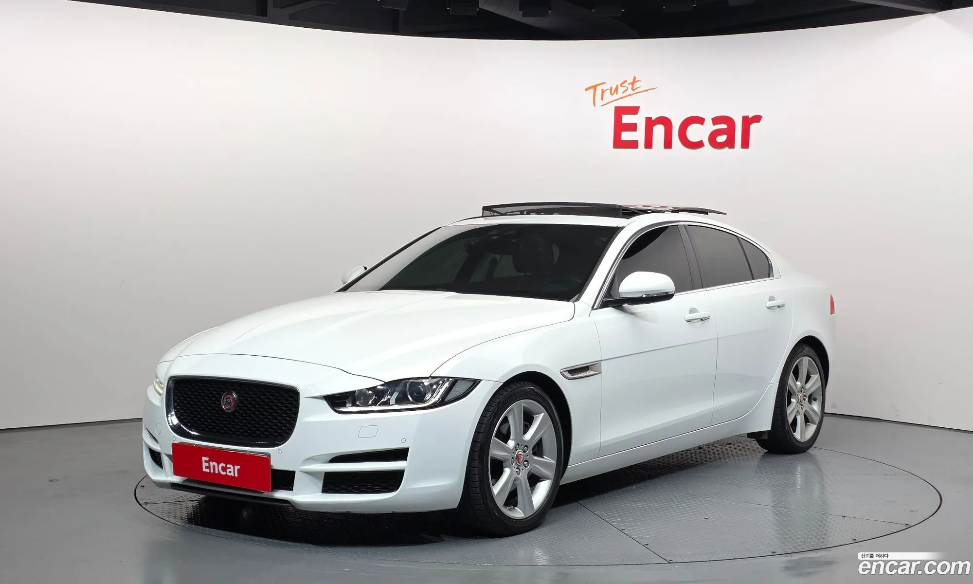 Jaguar XE 2015 — 18