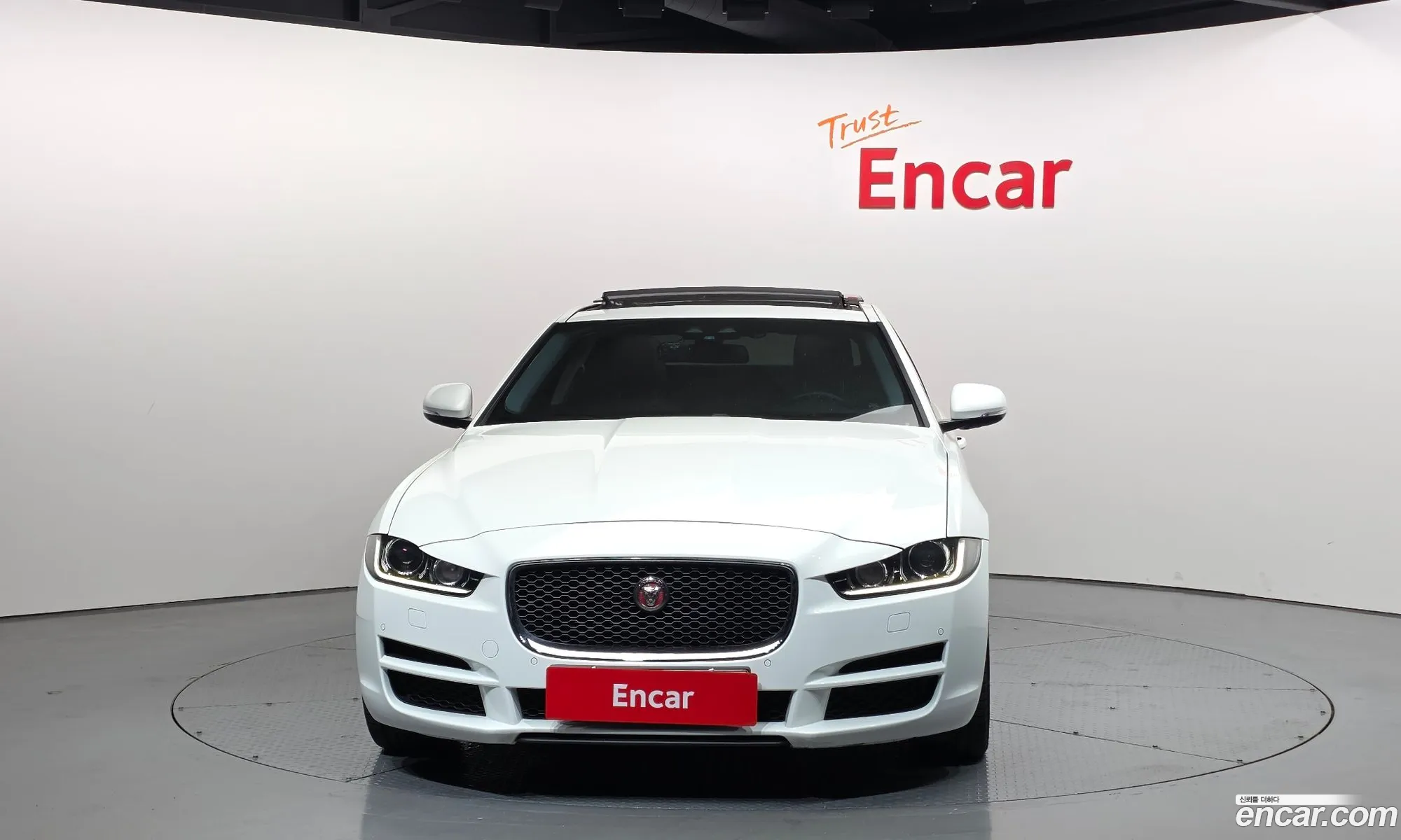 Jaguar XE 2015 — 9