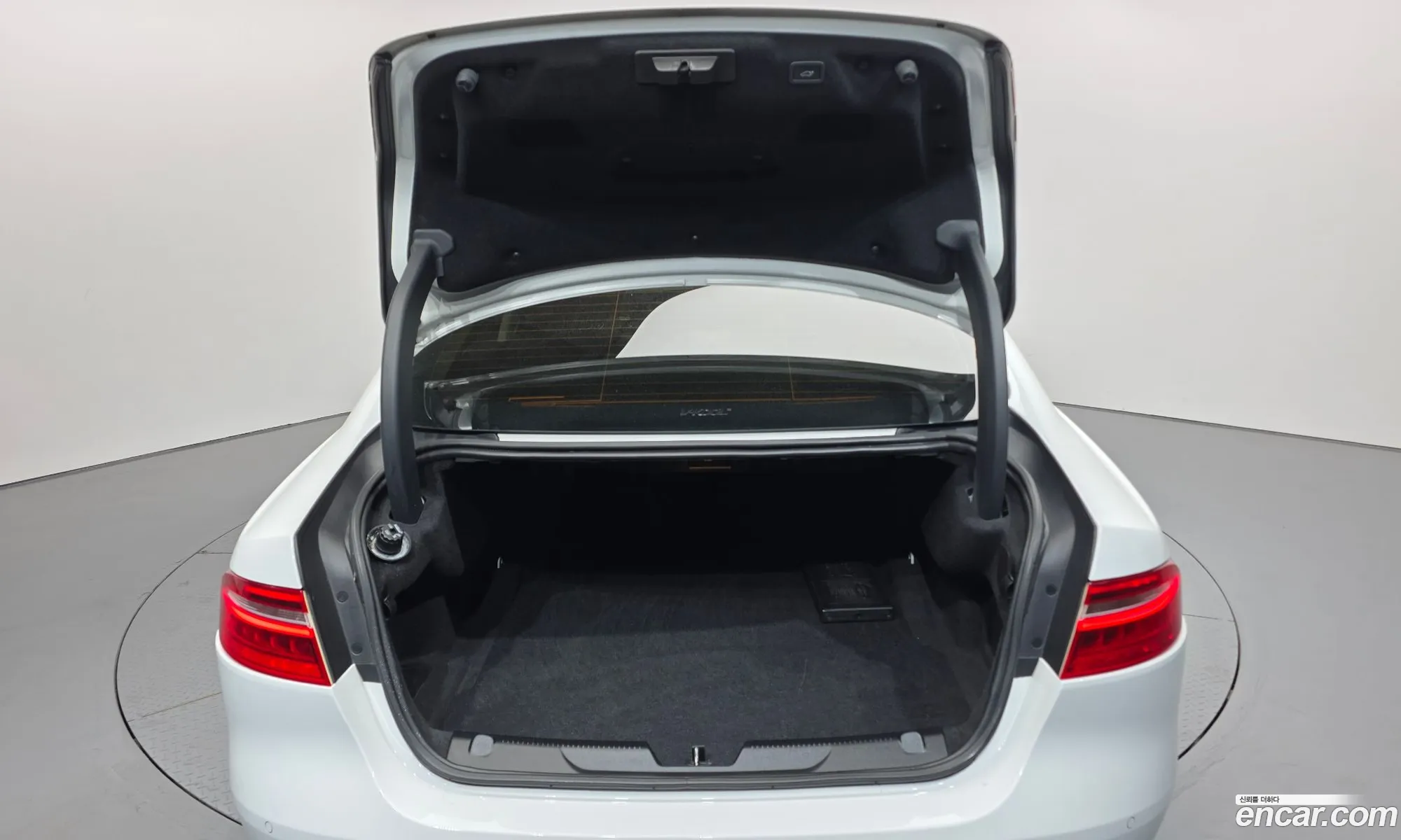 Jaguar XE 2015 — 17