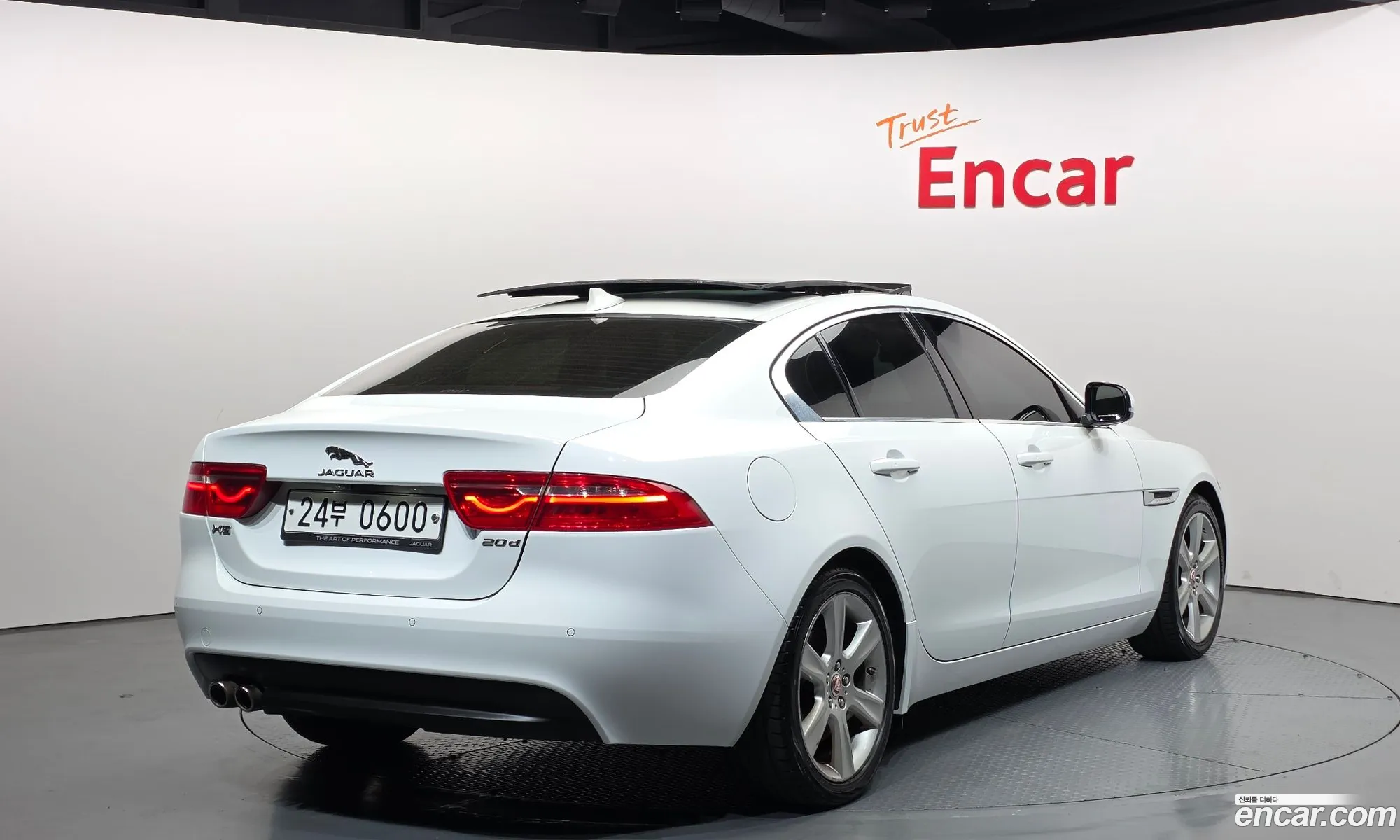 Jaguar XE 2015 — 12