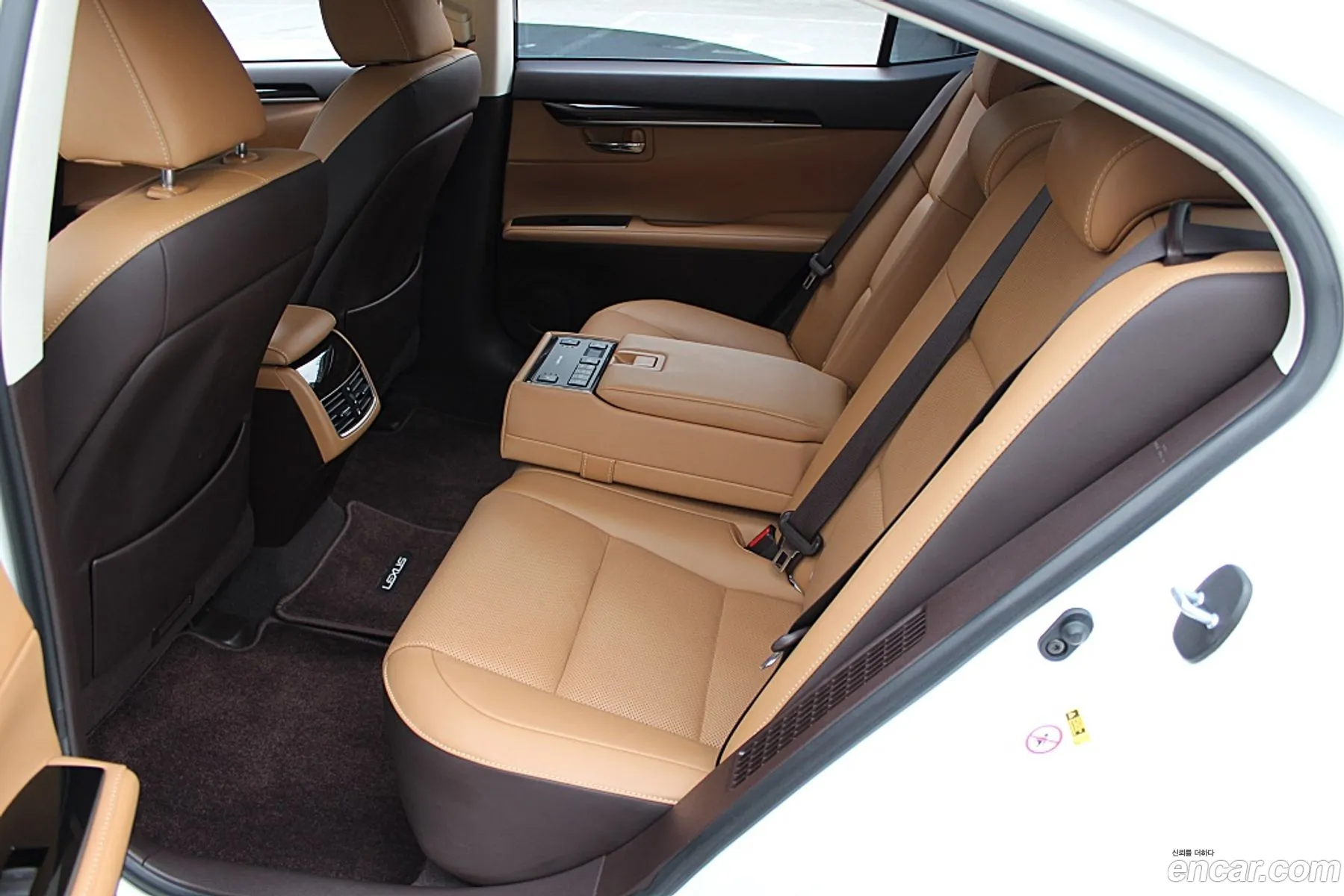 Lexus ES300h 2017 — 11