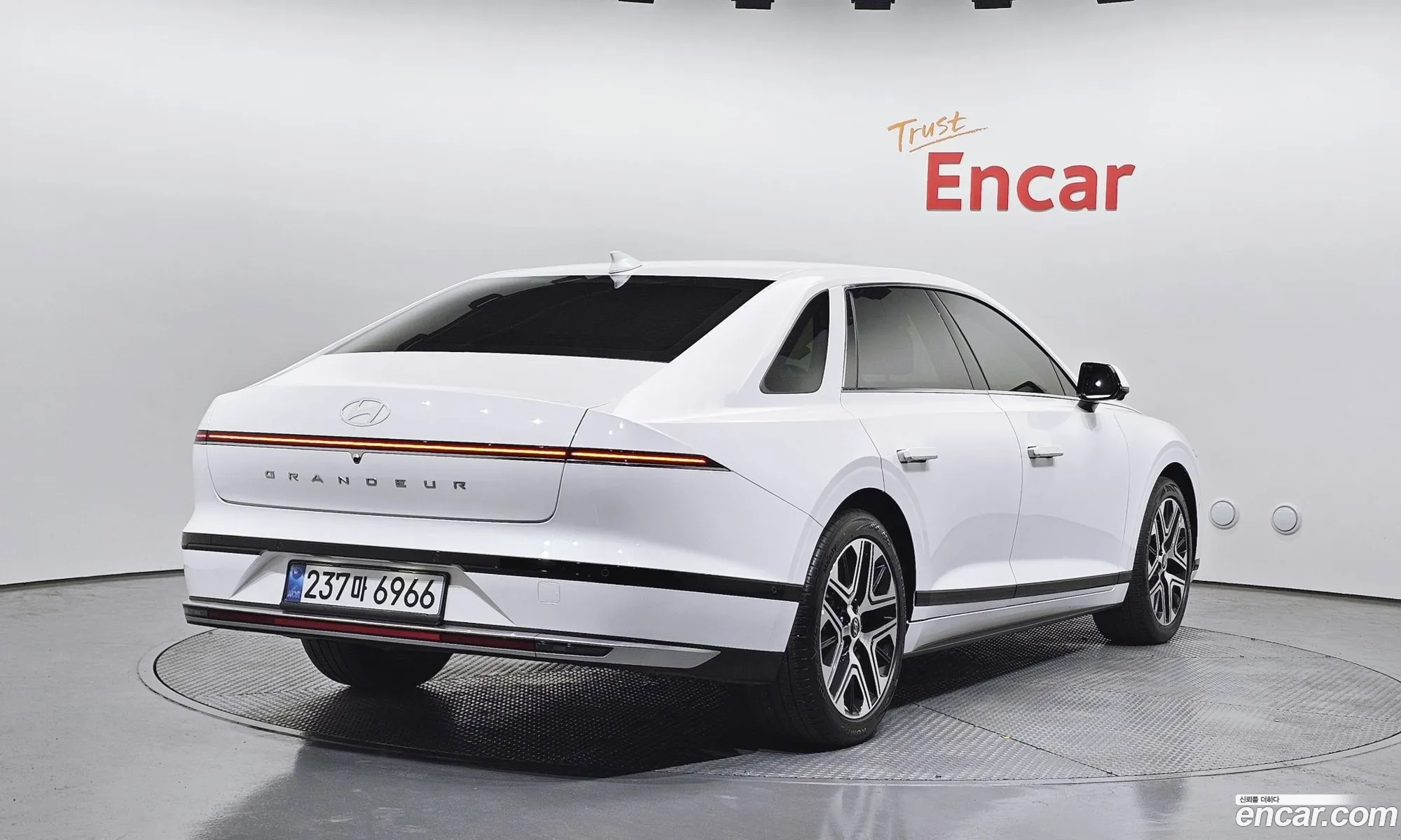 Hyundai Grandeur Hybrid 2023 — 10