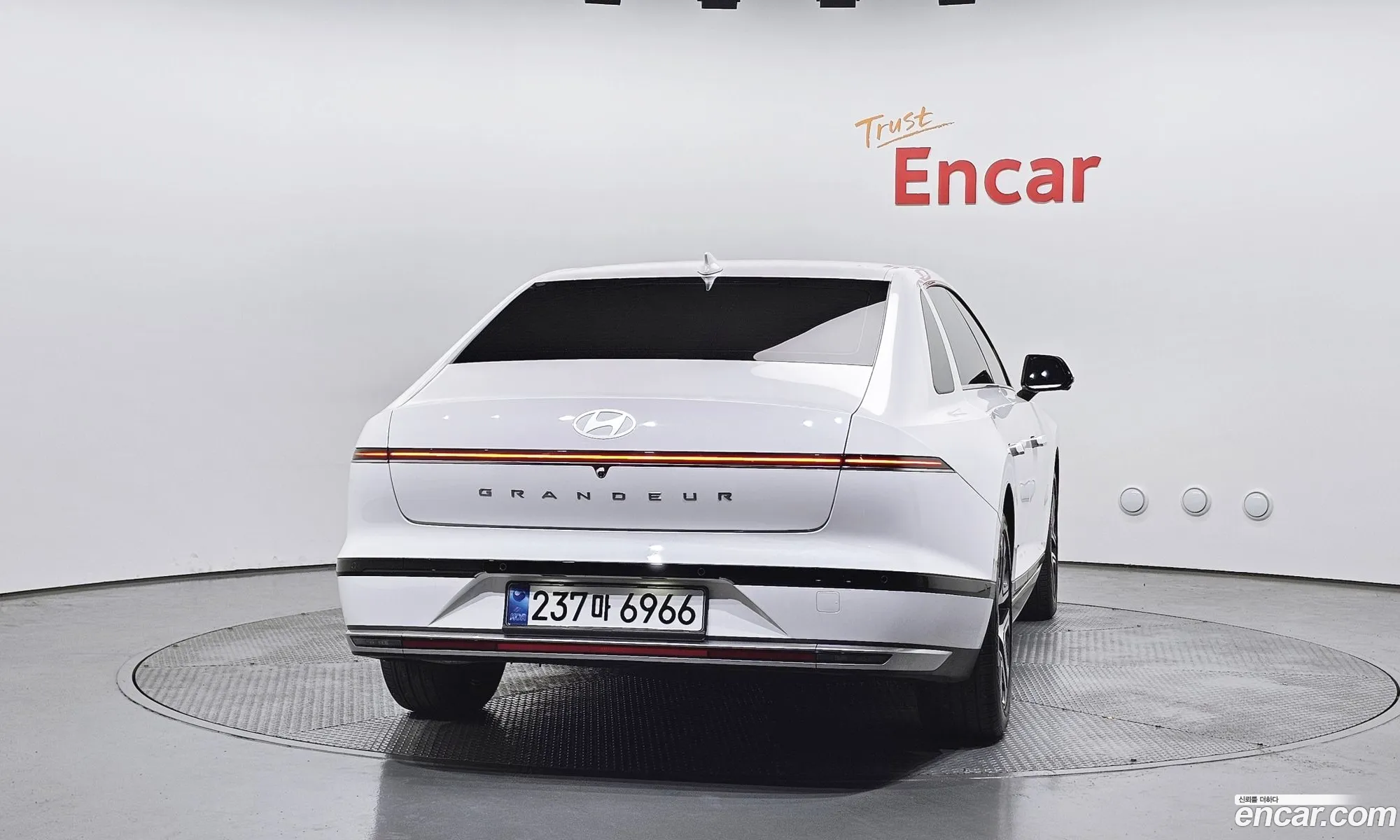 Hyundai Grandeur Hybrid 2023 — 17