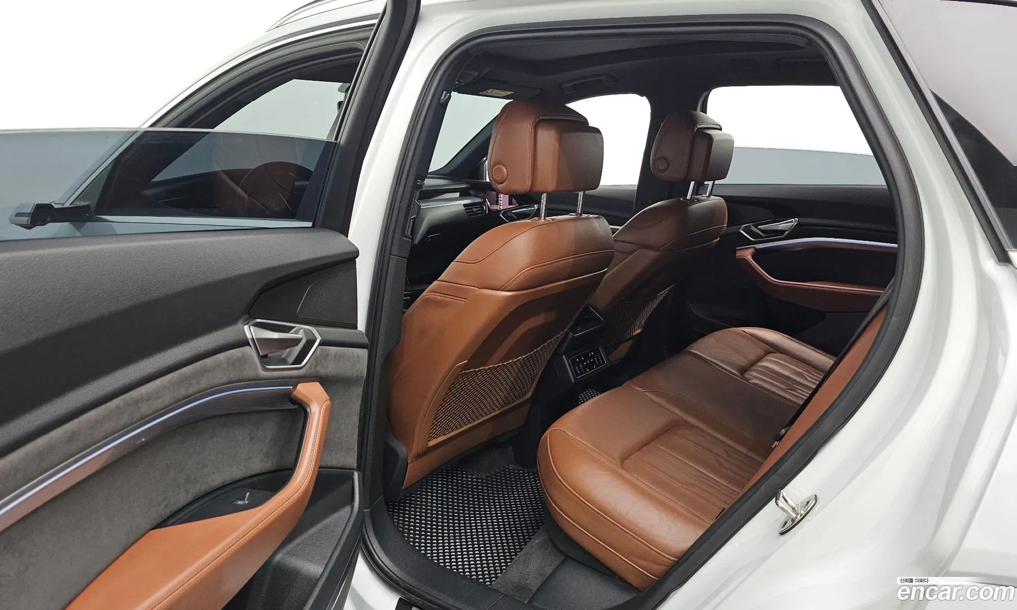Audi e-tron 2021 WAUZZZGE0MB043943 — 4