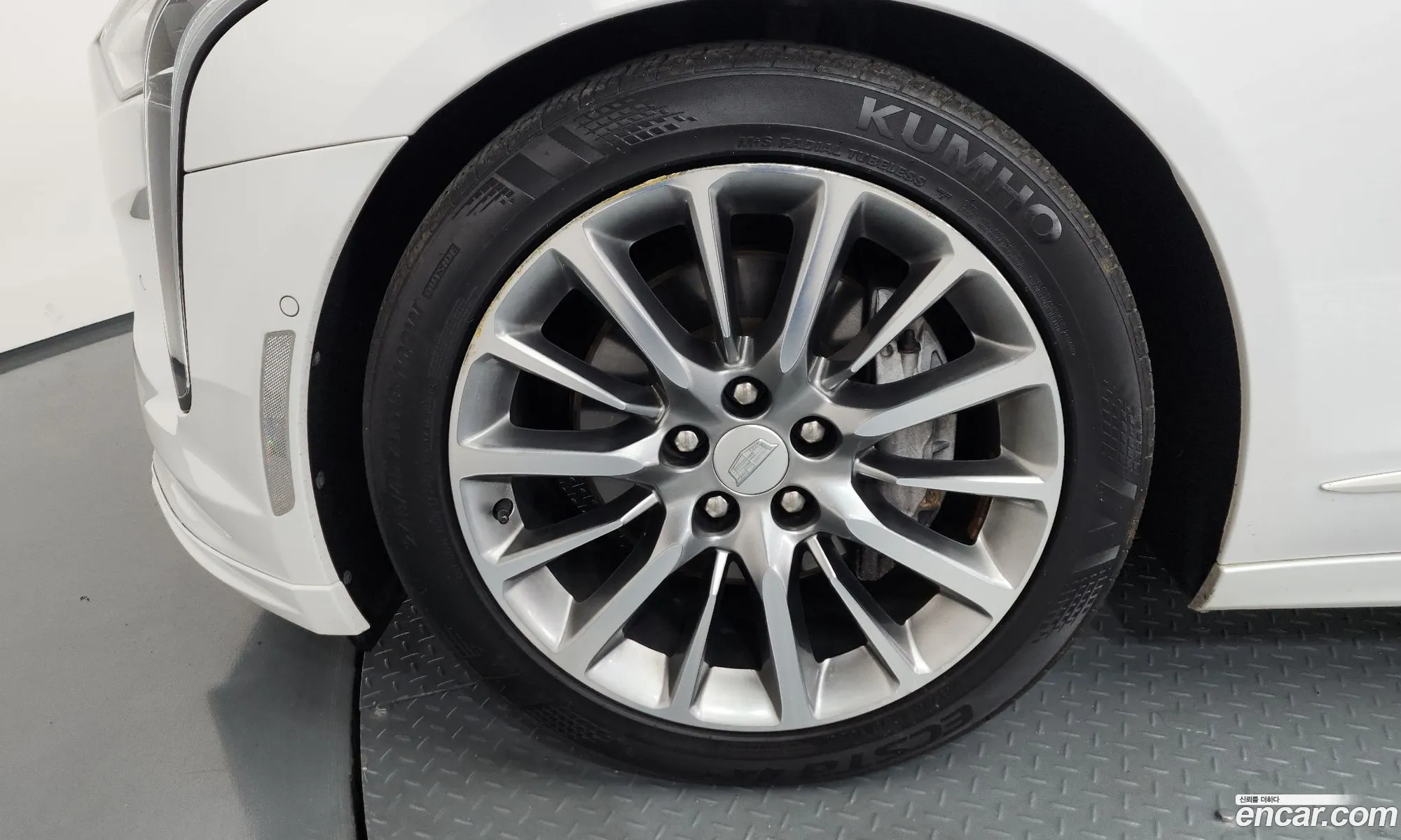 Cadillac CT6 2019 1G6K95RS0KU137602 — 34