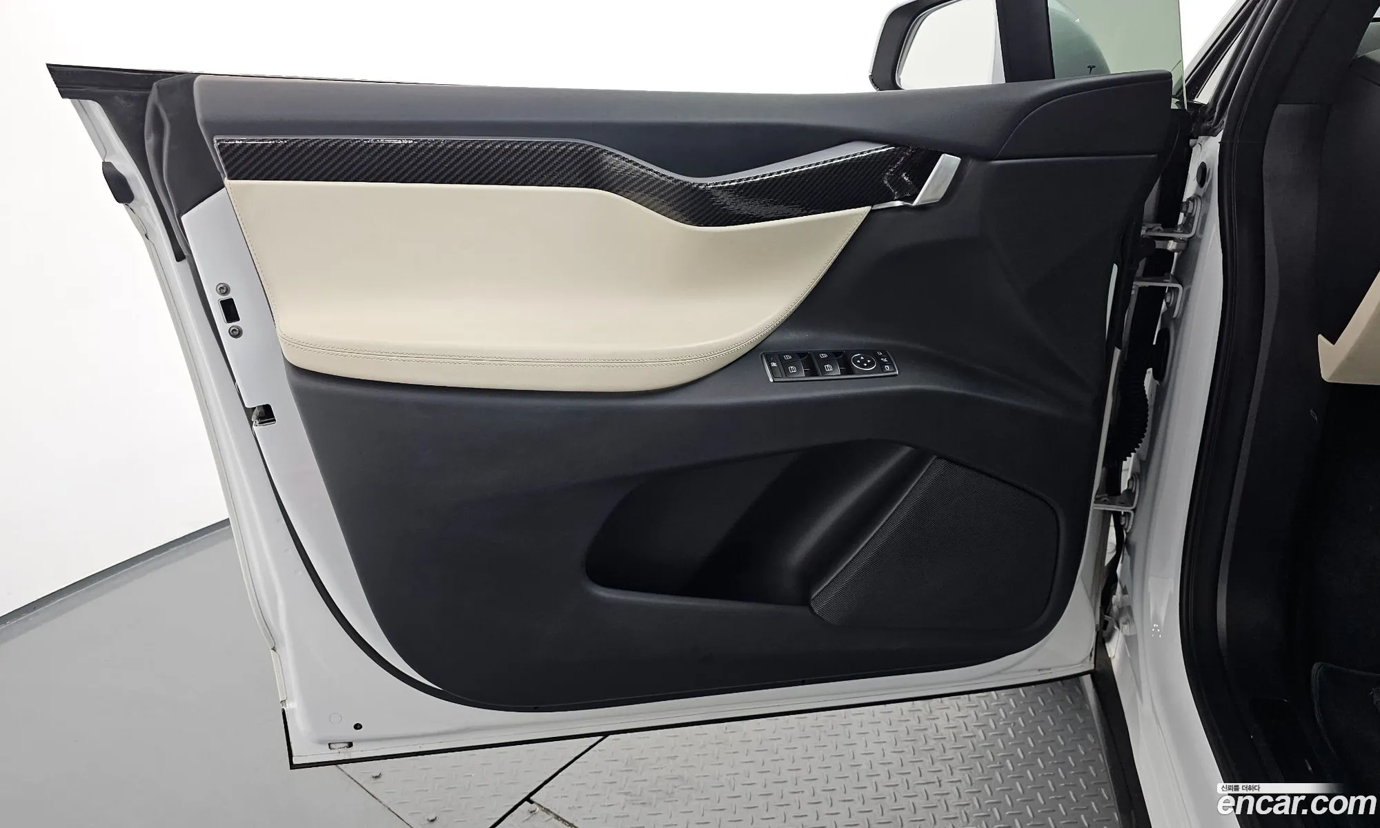 Tesla Model X 2020 — 39