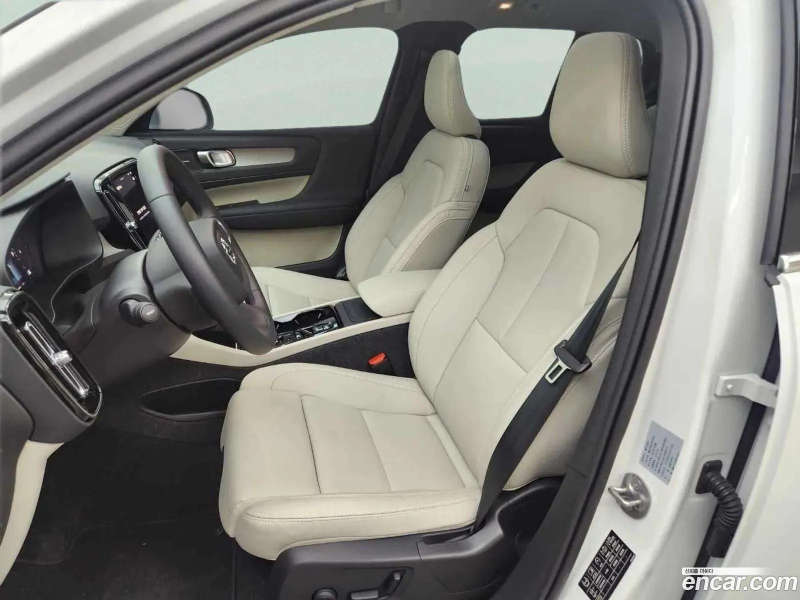 Volvo XC40 2025 — 8