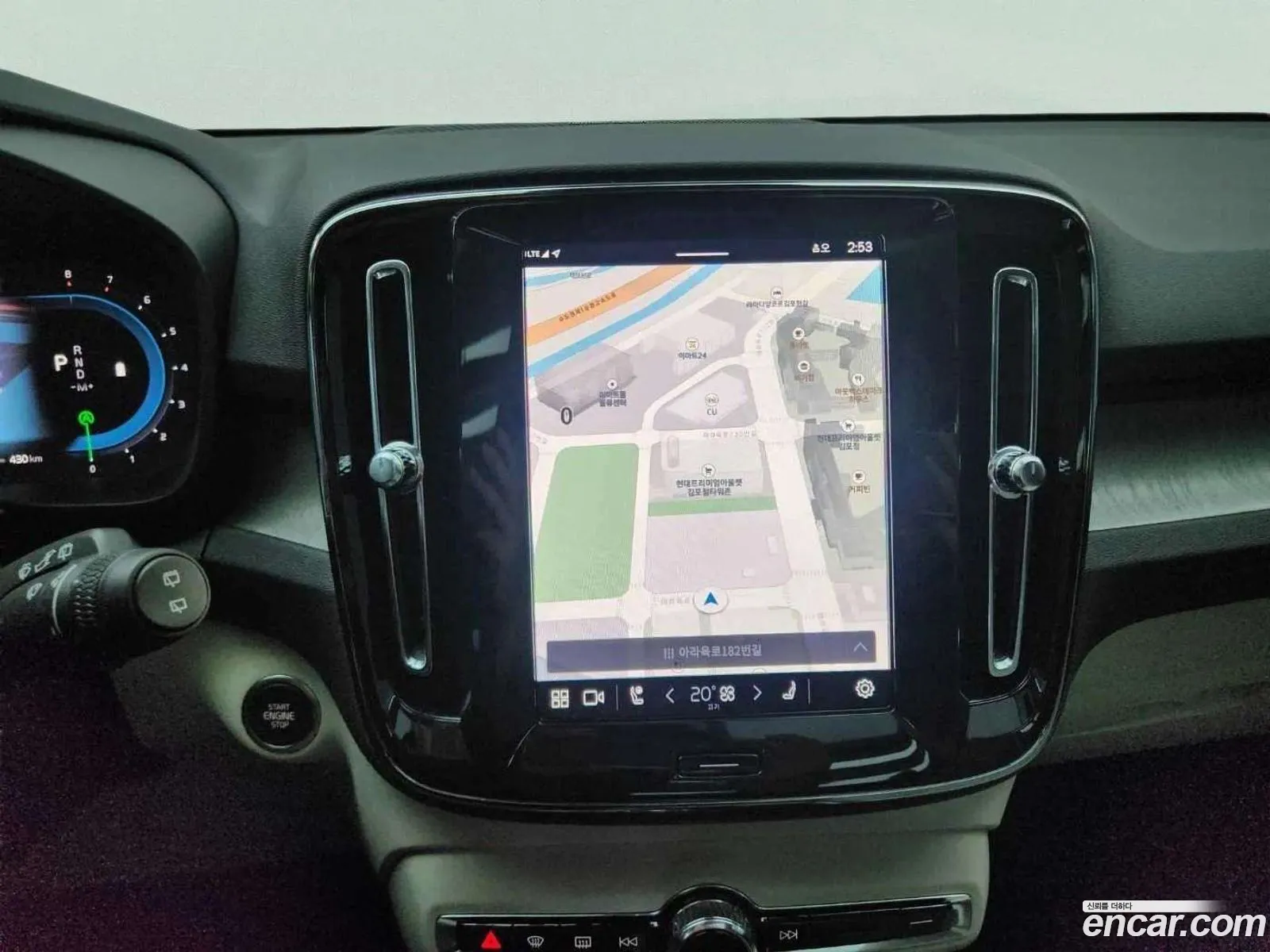Volvo XC40 2025 — 2