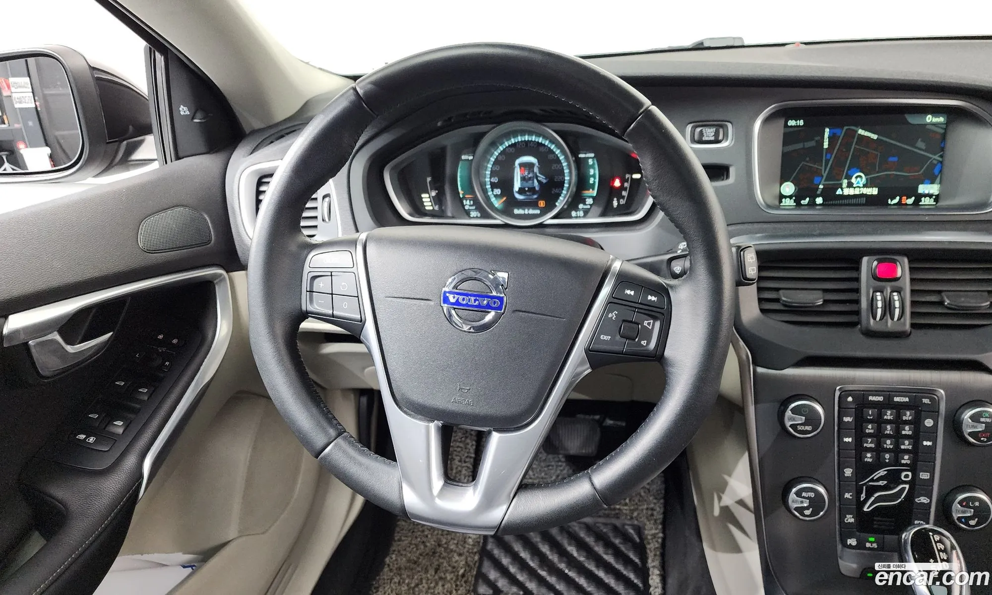 Volvo V40 2016 — 18