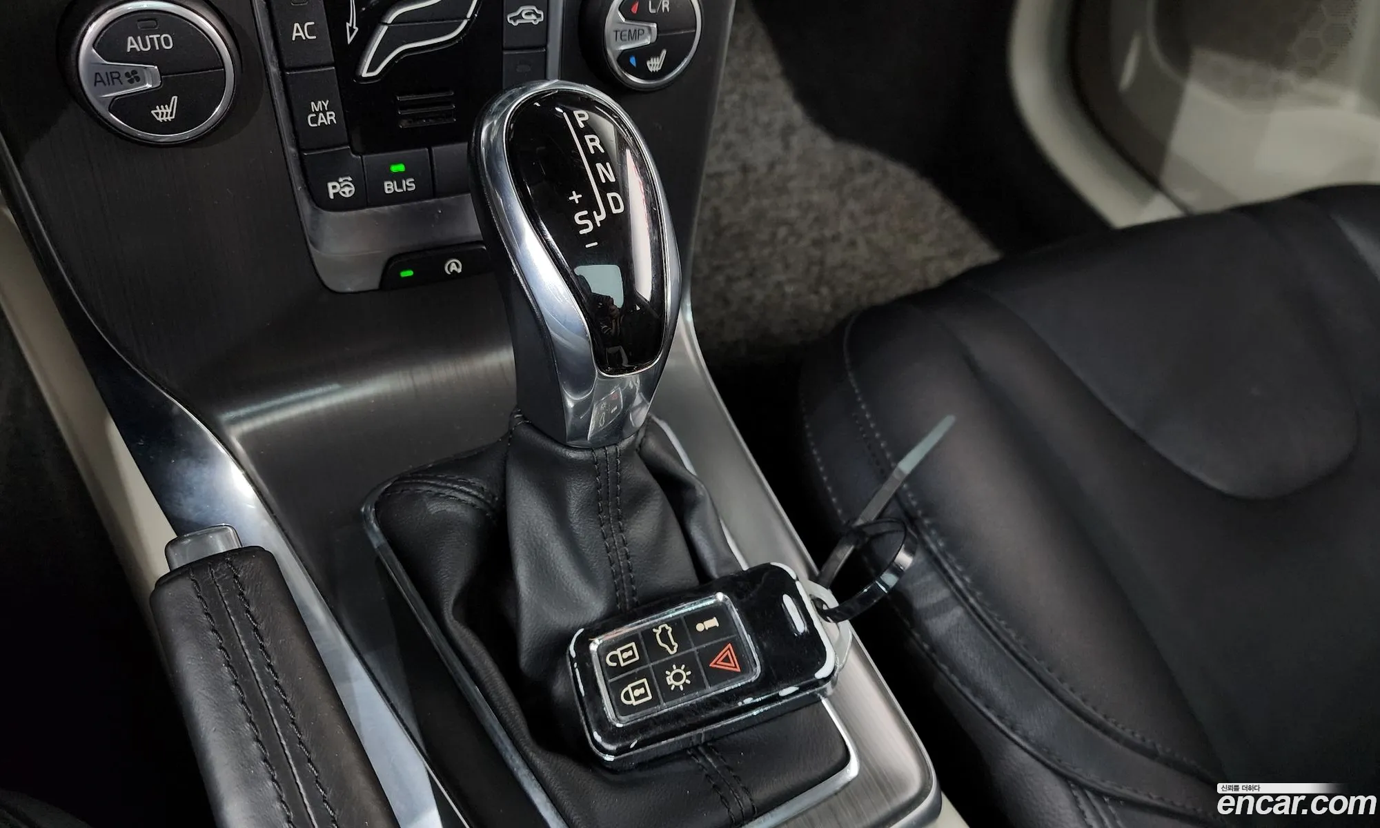Volvo V40 2016 — 19