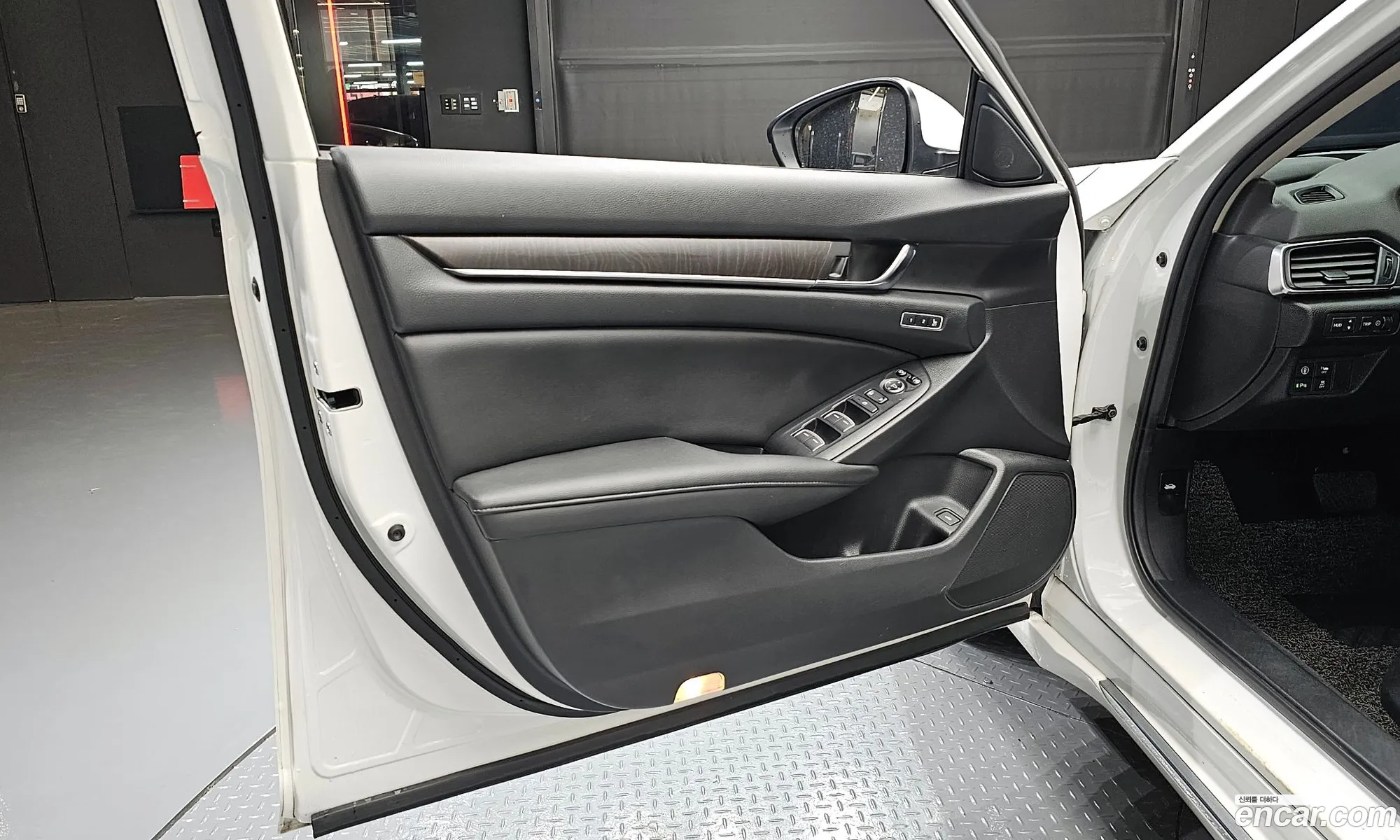 Honda Accord 10th Gen 2019 1HGCV3690KA511925 — 4