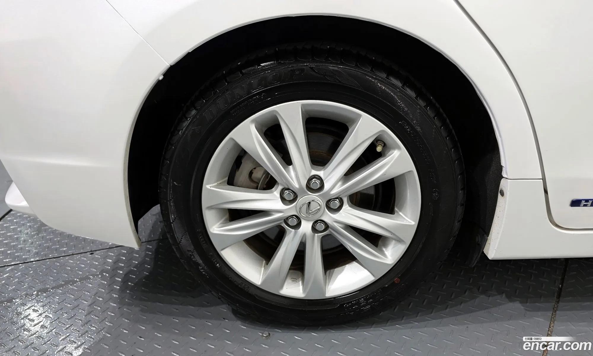 Lexus CT200h 2015 JTHKD5BH1F2248041 — 16