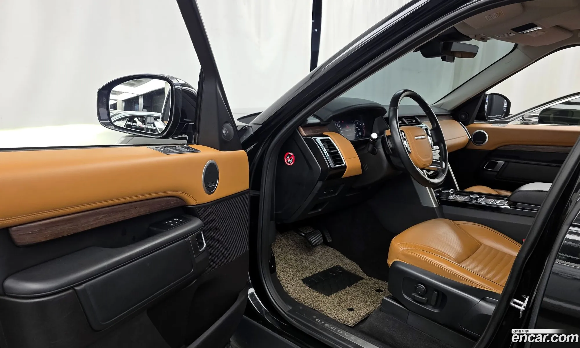 Land Rover Discovery 5 2019 SALRA2BK6KA084703 — 7