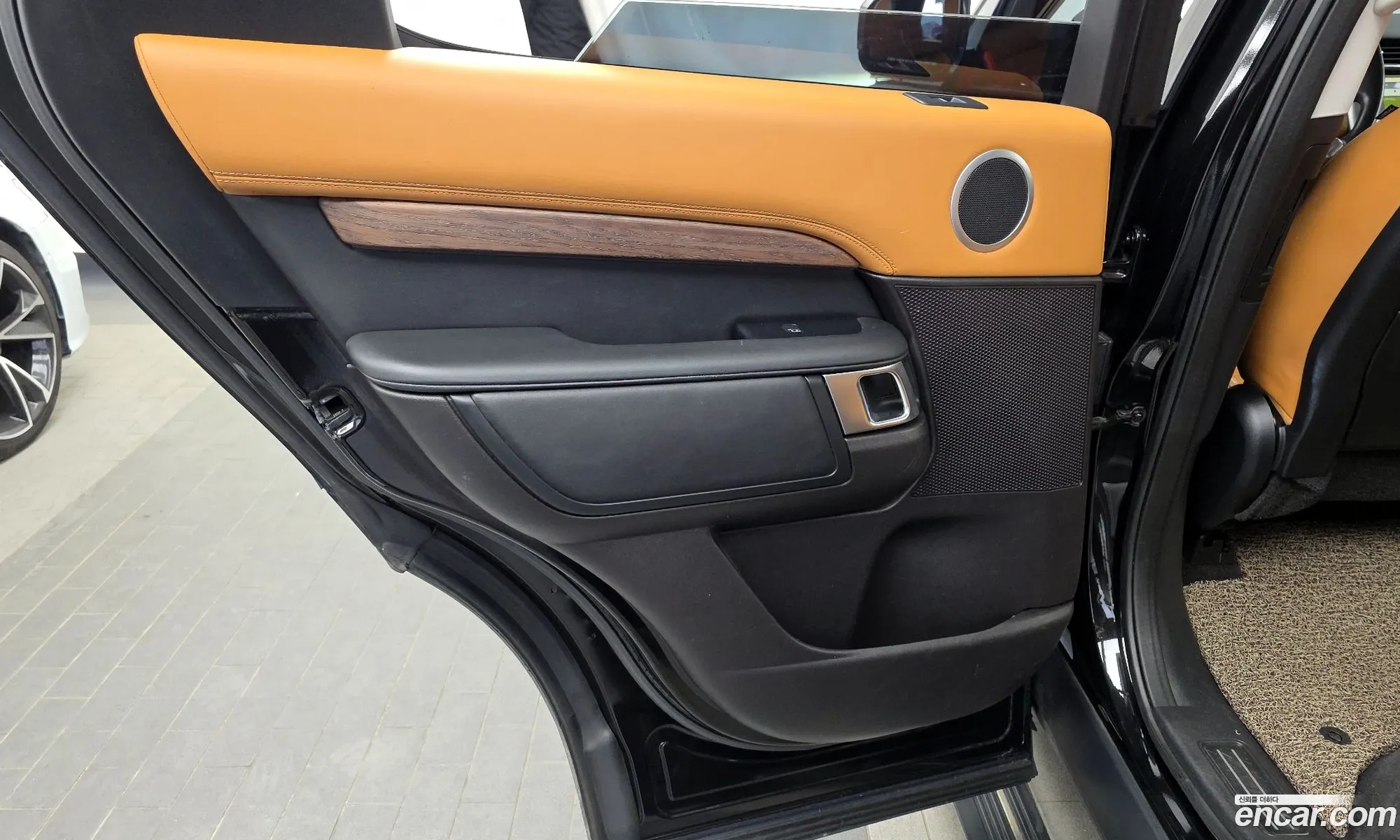 Land Rover Discovery 5 2019 SALRA2BK6KA084703 — 27