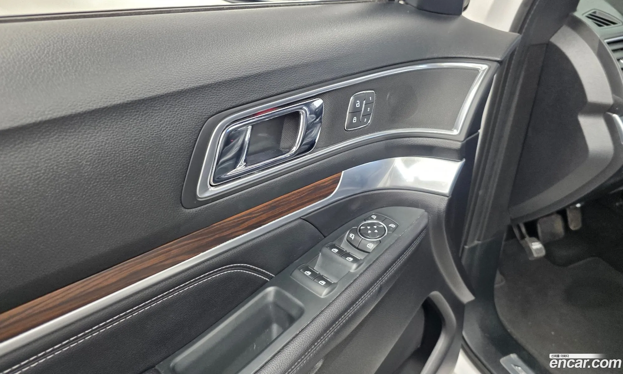Ford Explorer 2018 1FM5K8FH8JGC37805 — 26