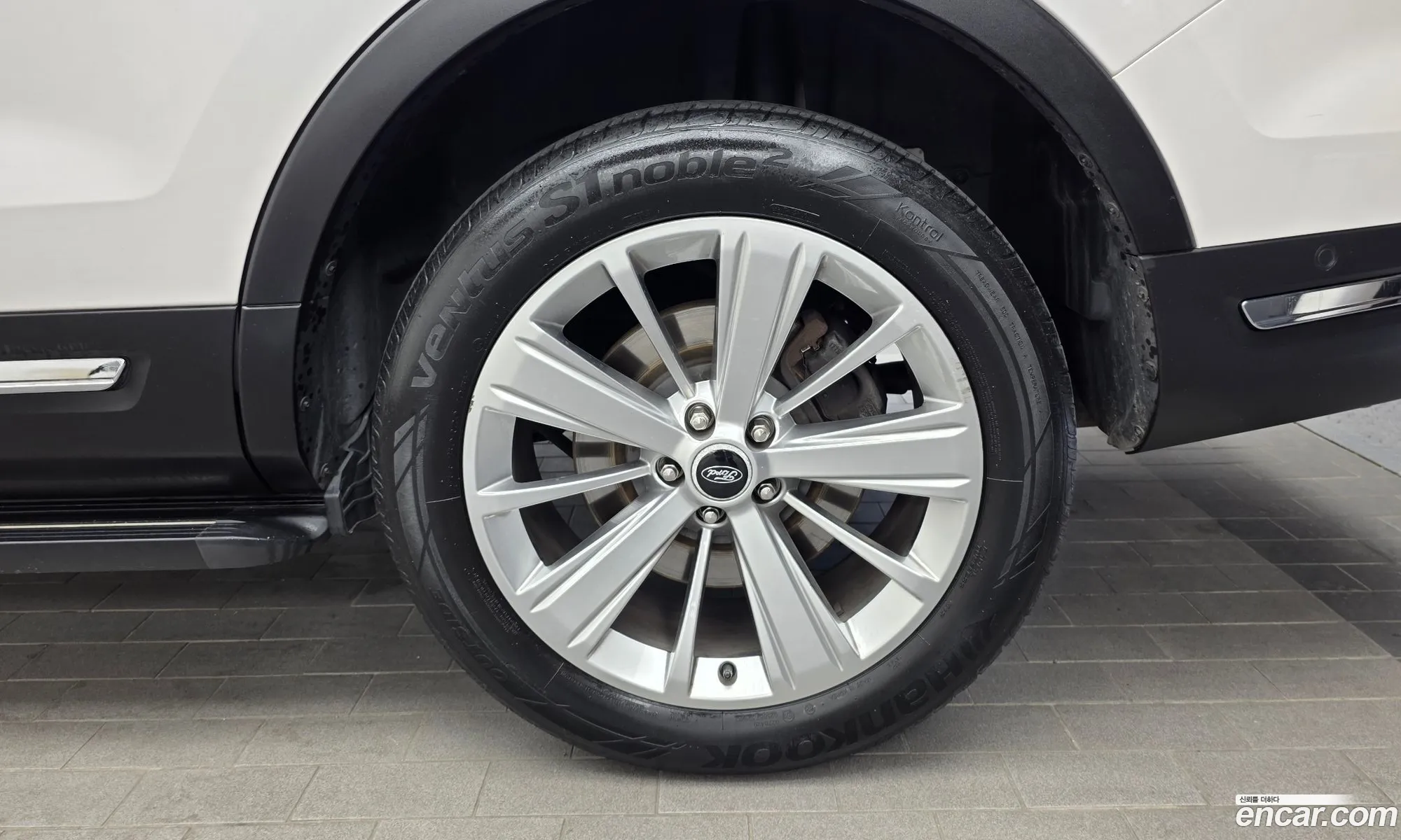 Ford Explorer 2018 1FM5K8FH8JGC37805 — 17