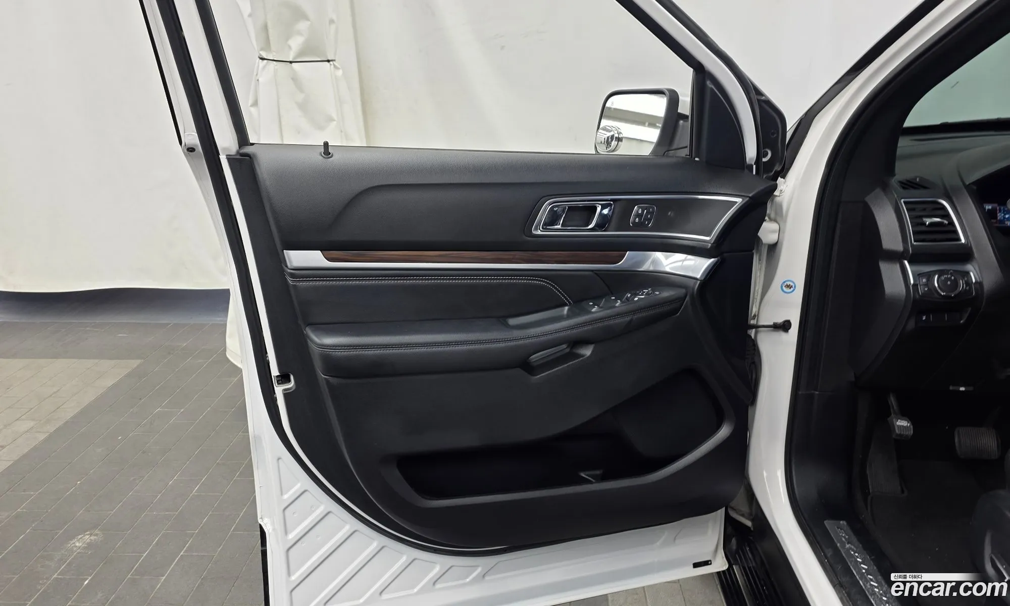 Ford Explorer 2018 1FM5K8FH8JGC37805 — 33