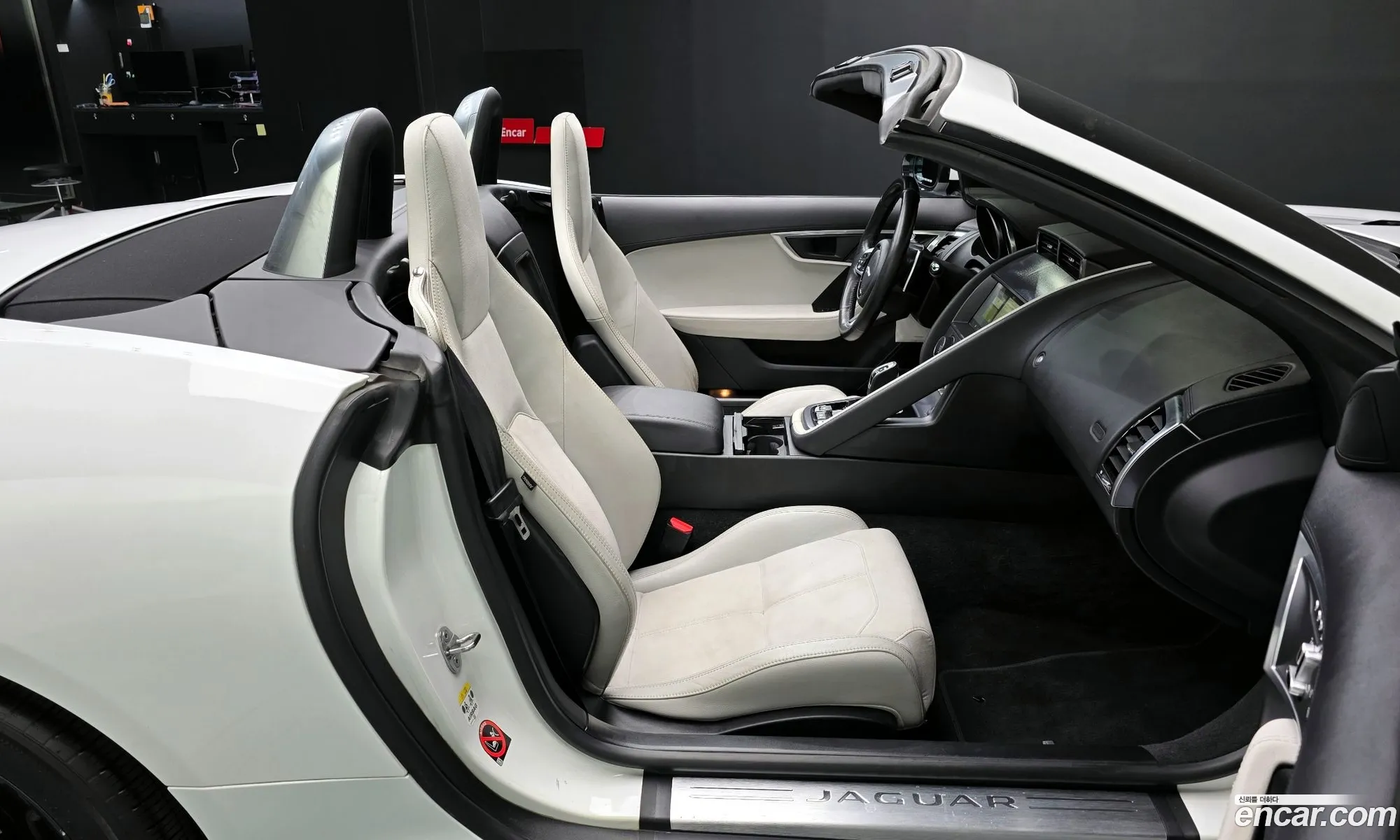 Jaguar F-Type 2018 SAJDB5BX0KCK56774 — 15