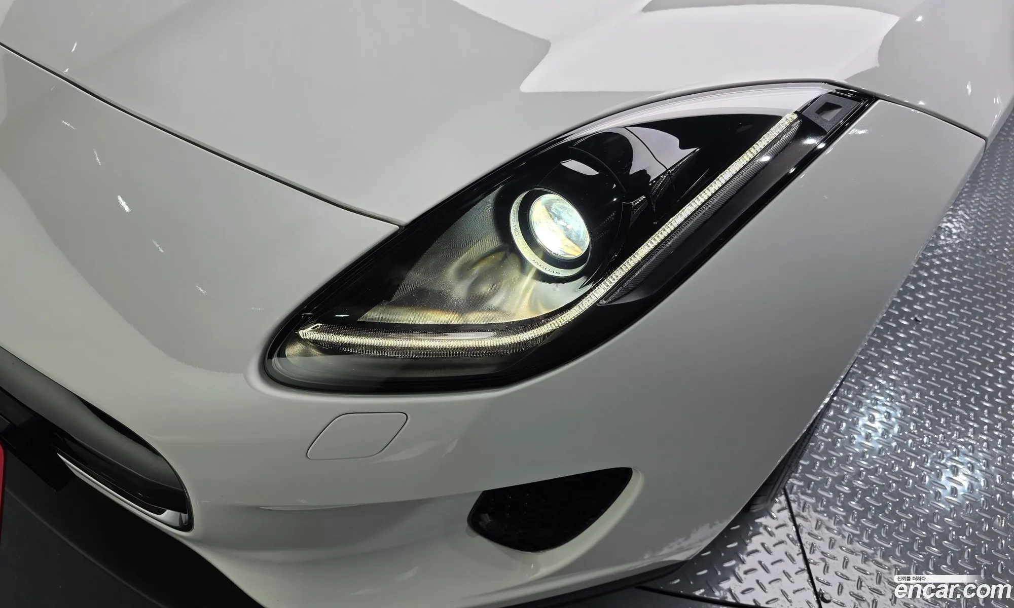Jaguar F-Type 2018 SAJDB5BX0KCK56774 — 32