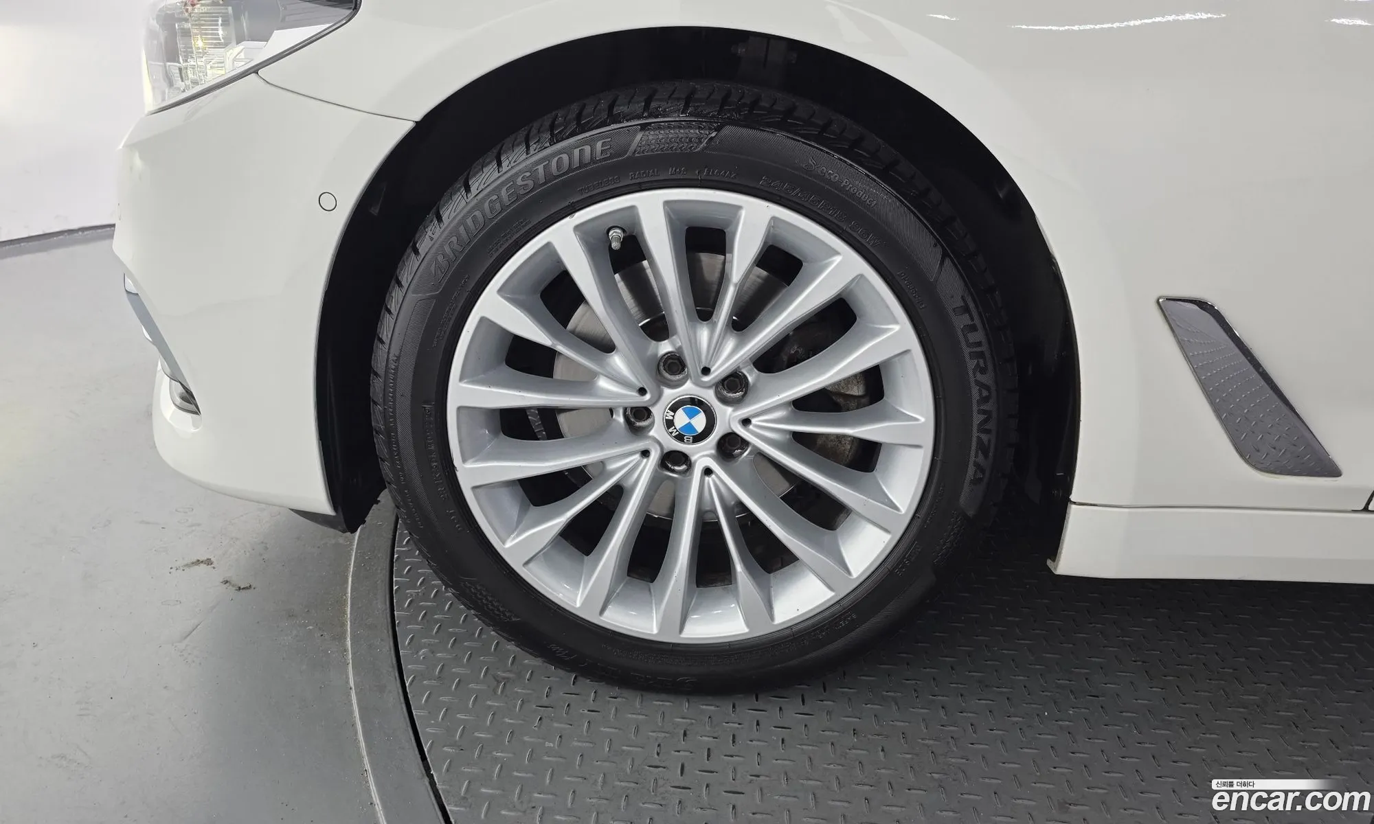 BMW 5 Series 2019 WBAJF3100KBS70742 — 17