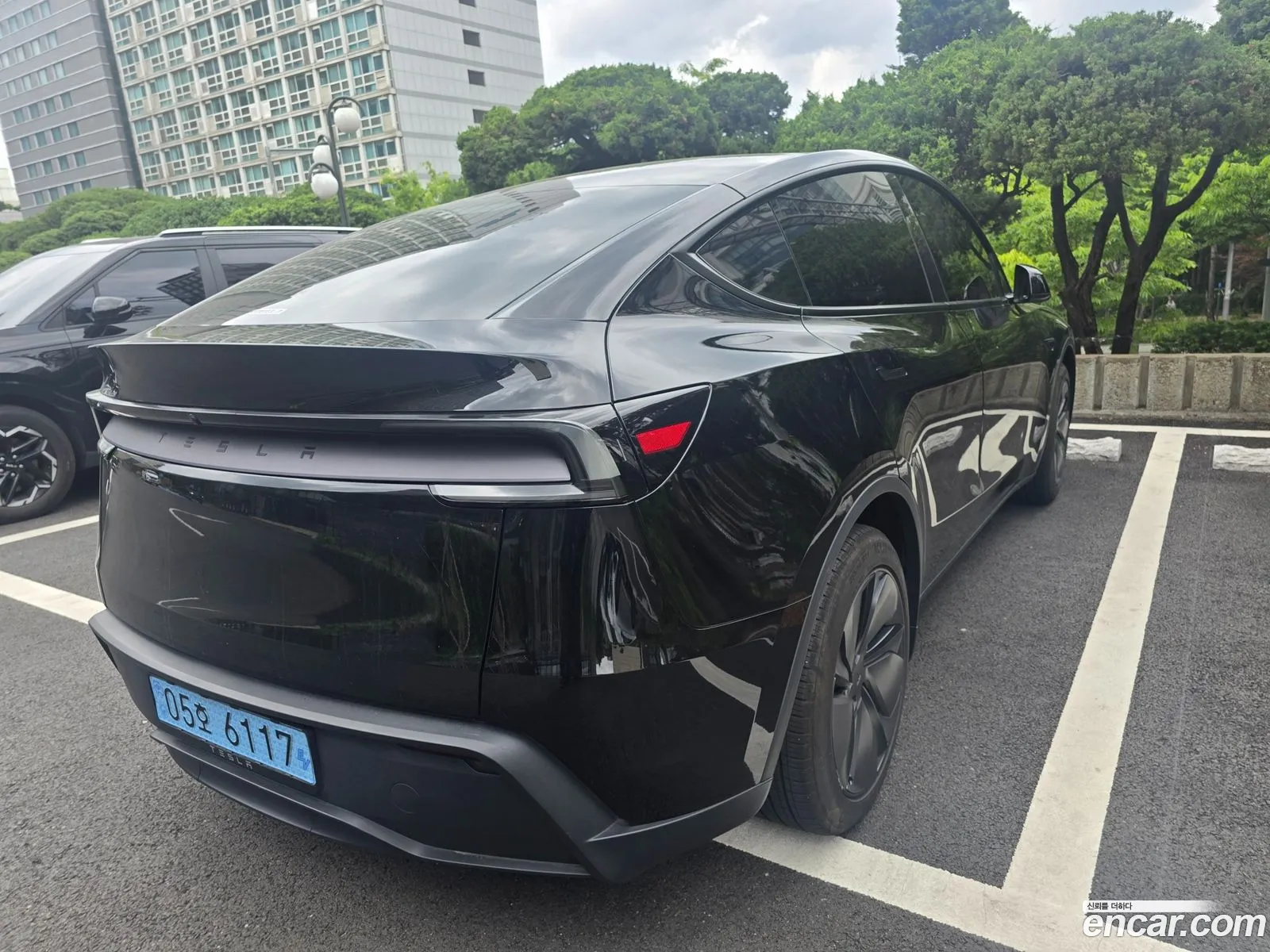 Tesla Model Y 2025 — 10