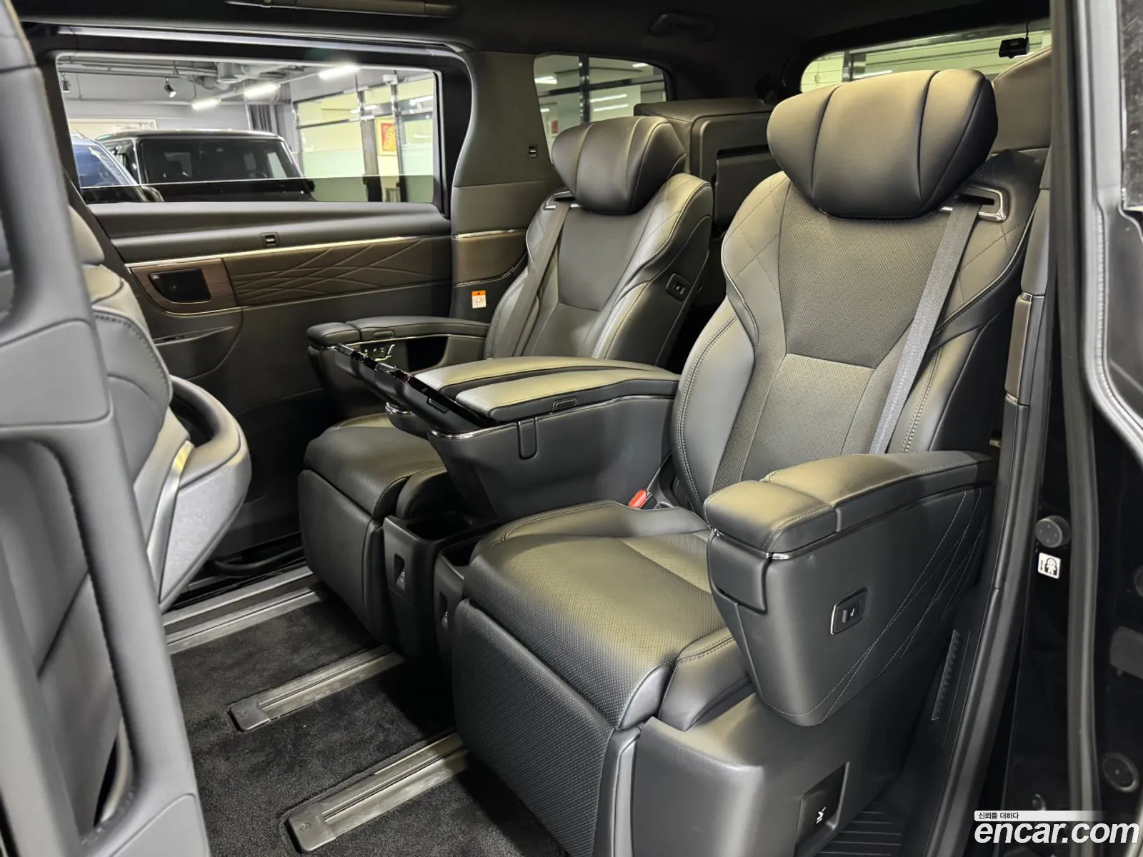 Toyota Alphard 2024 — 7