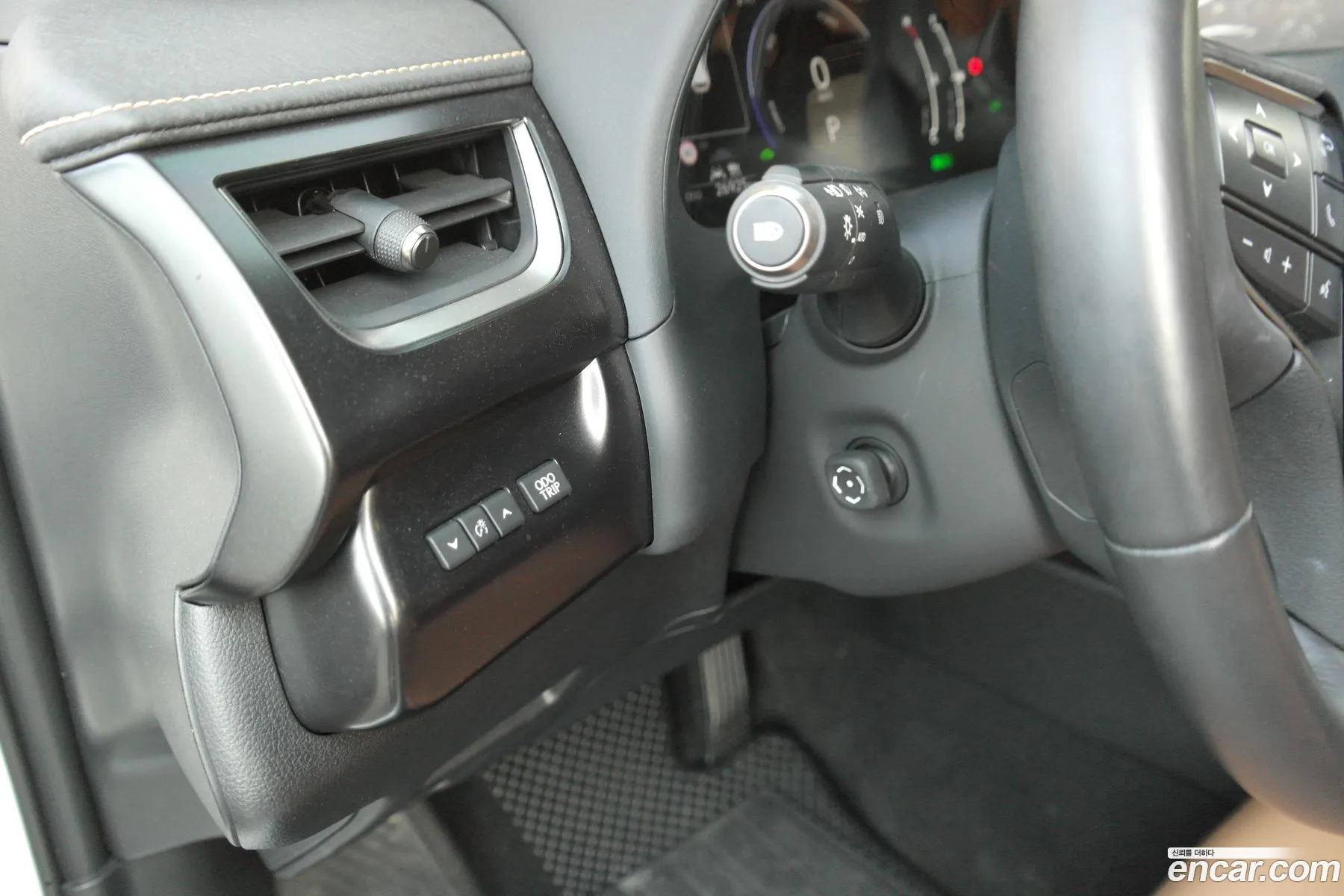 Lexus UX300h 2024 — 12