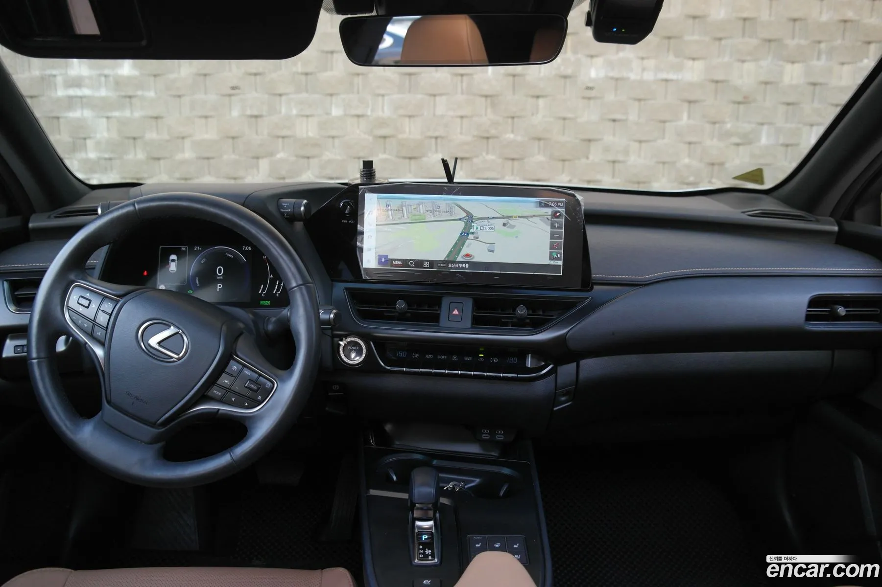 Lexus UX300h 2024 — 2