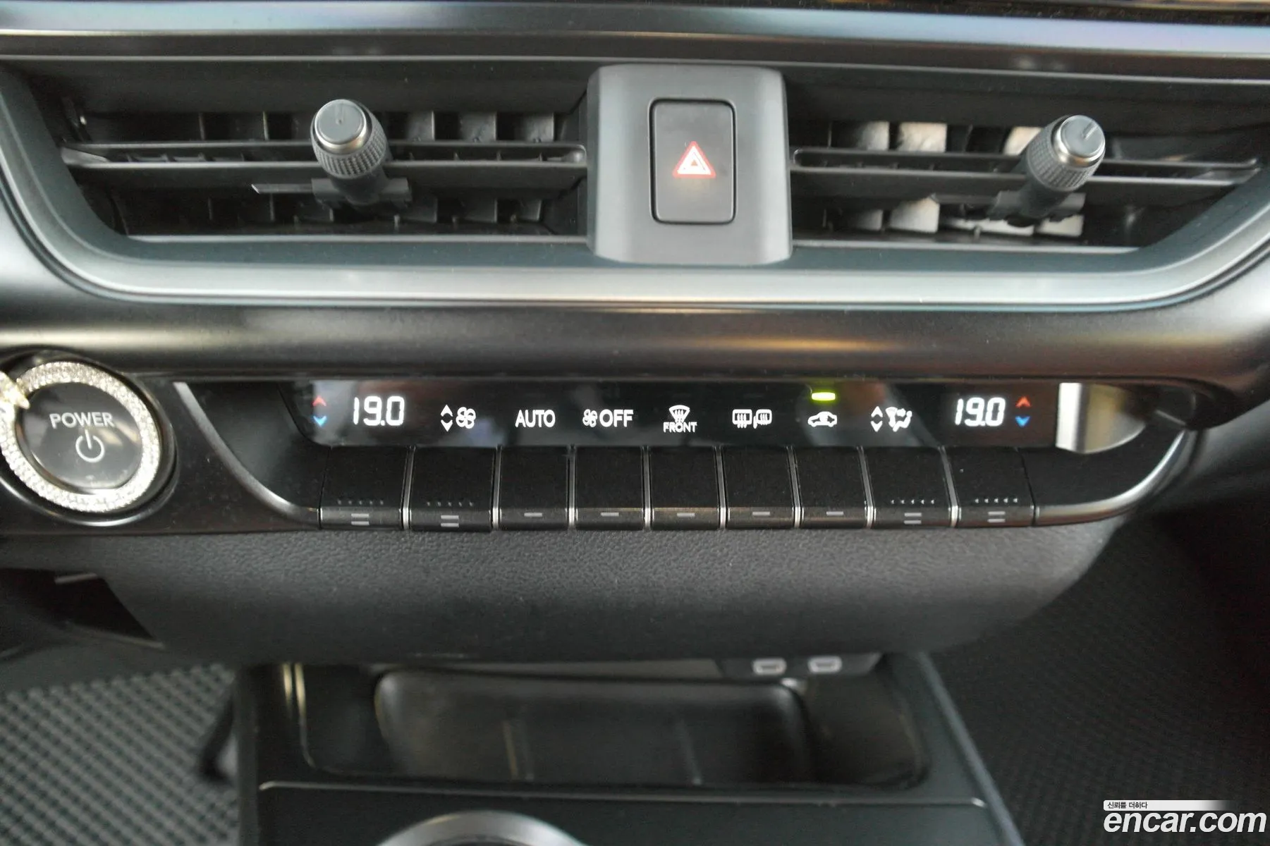 Lexus UX300h 2024 — 19
