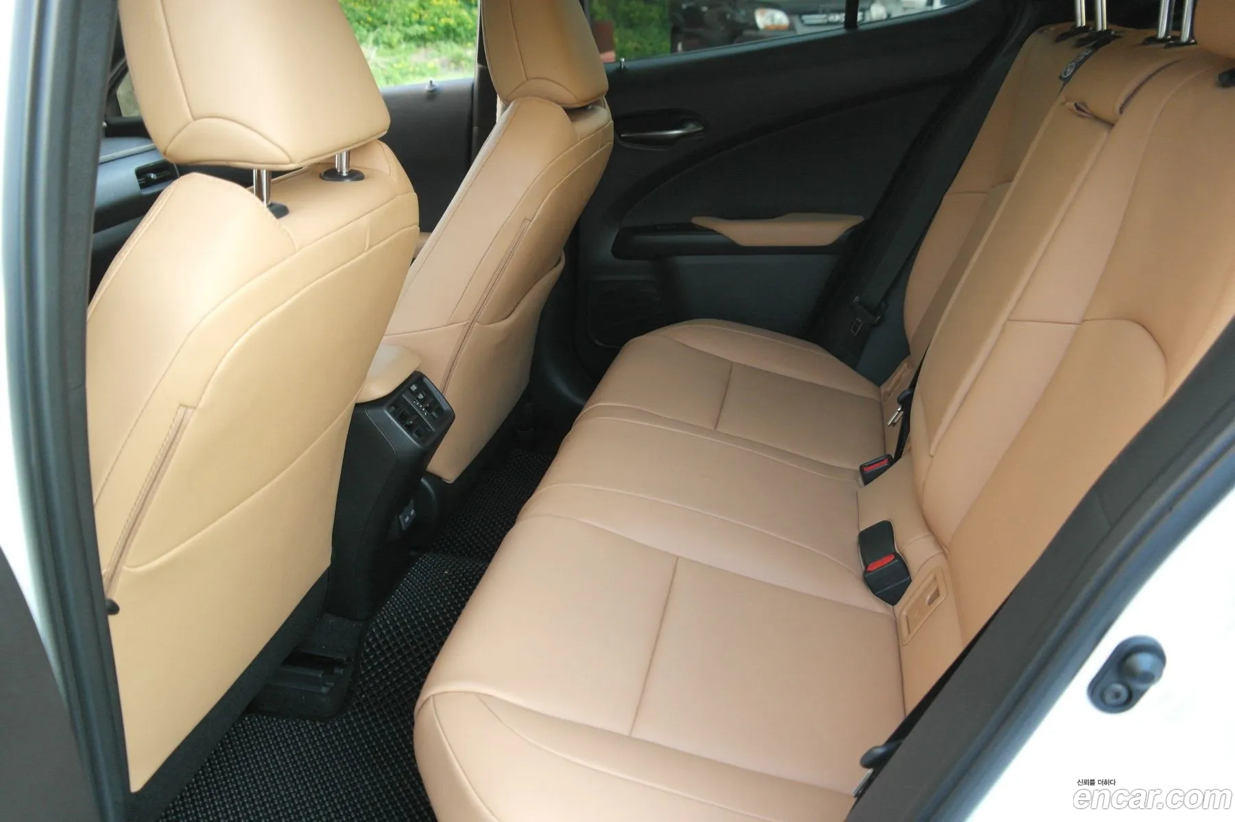 Lexus UX300h 2024 — 13