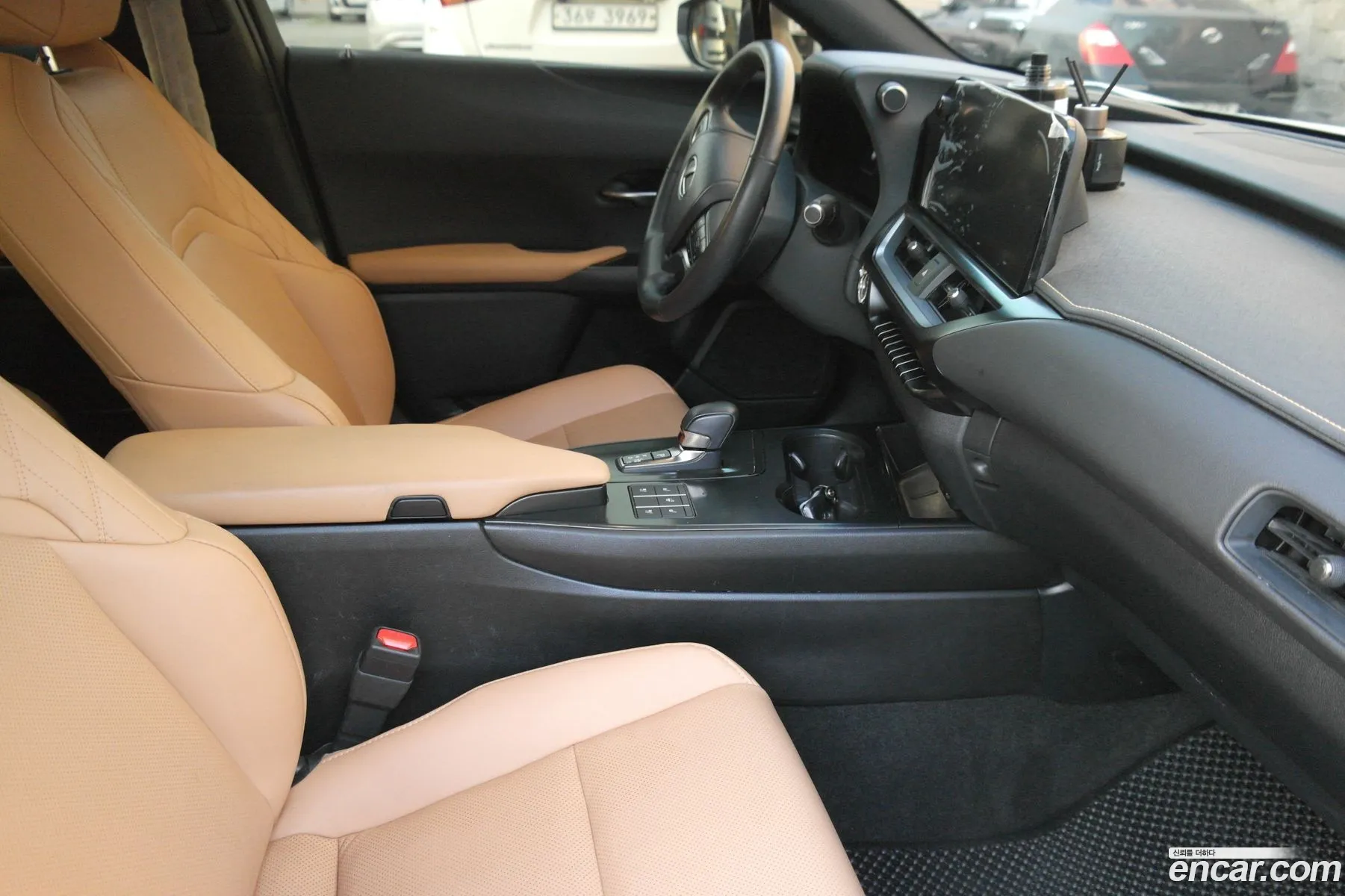 Lexus UX300h 2024 — 20
