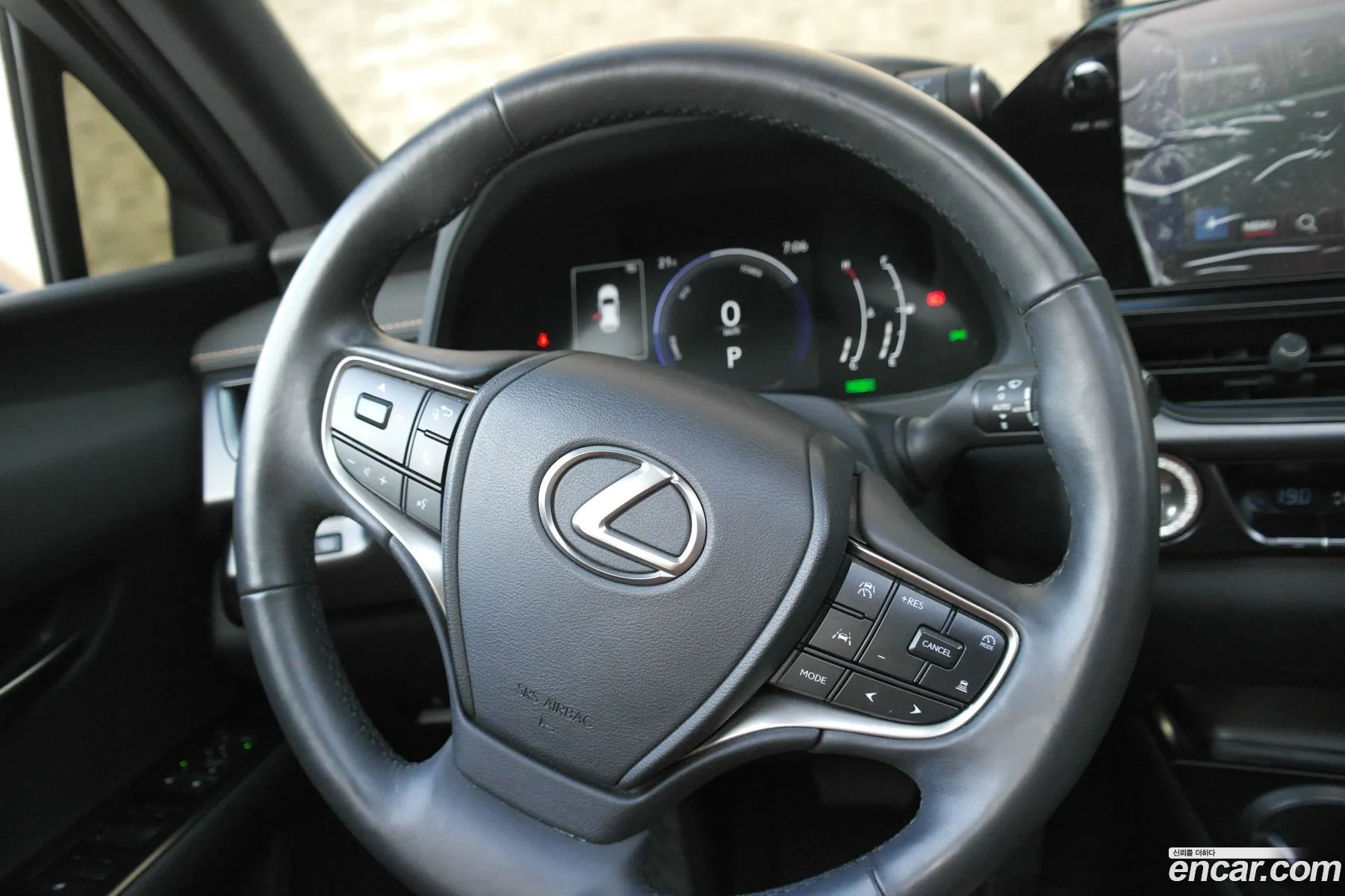 Lexus UX300h 2024 — 18