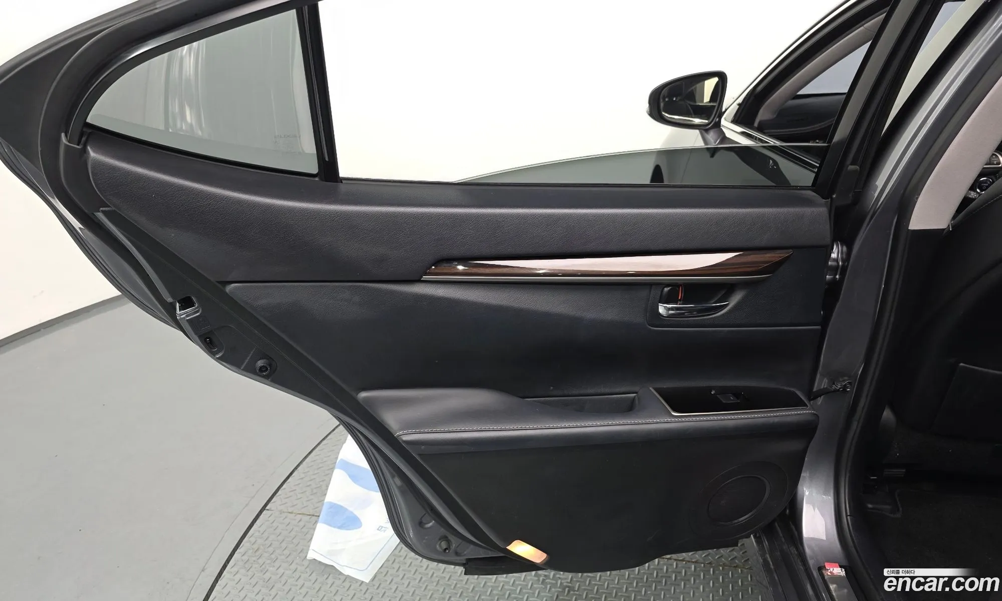 Lexus ES300h 2017 — 33