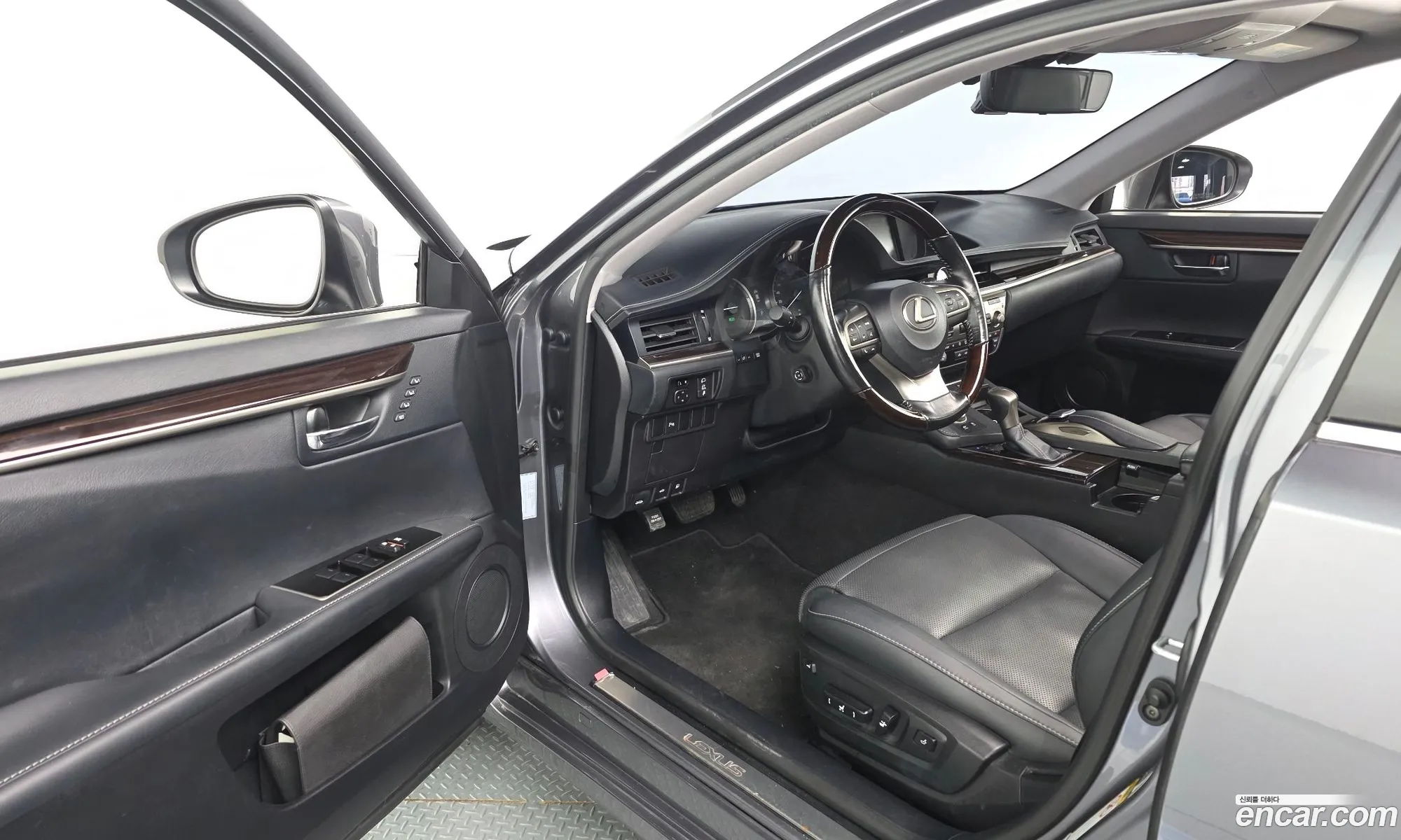 Lexus ES300h 2017 — 24
