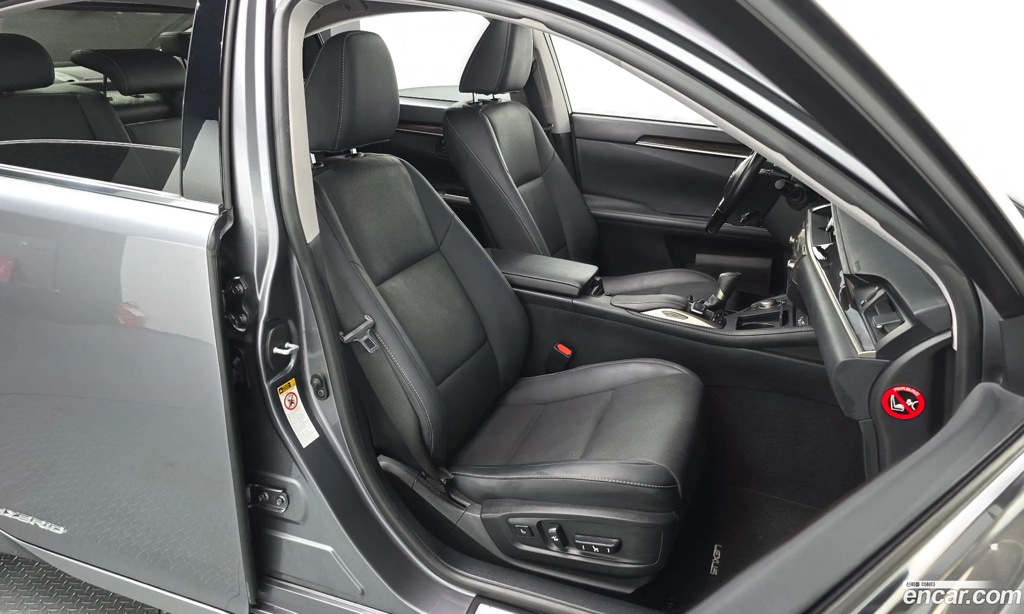Lexus ES300h 2017 — 28