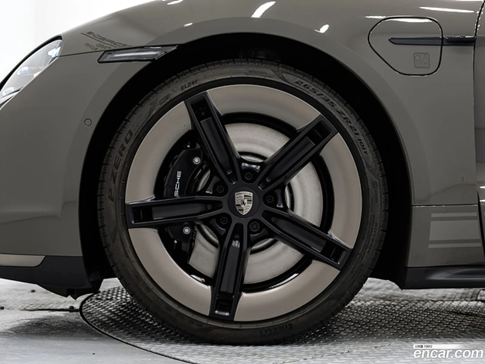 Porsche Taycan 2025 — 3