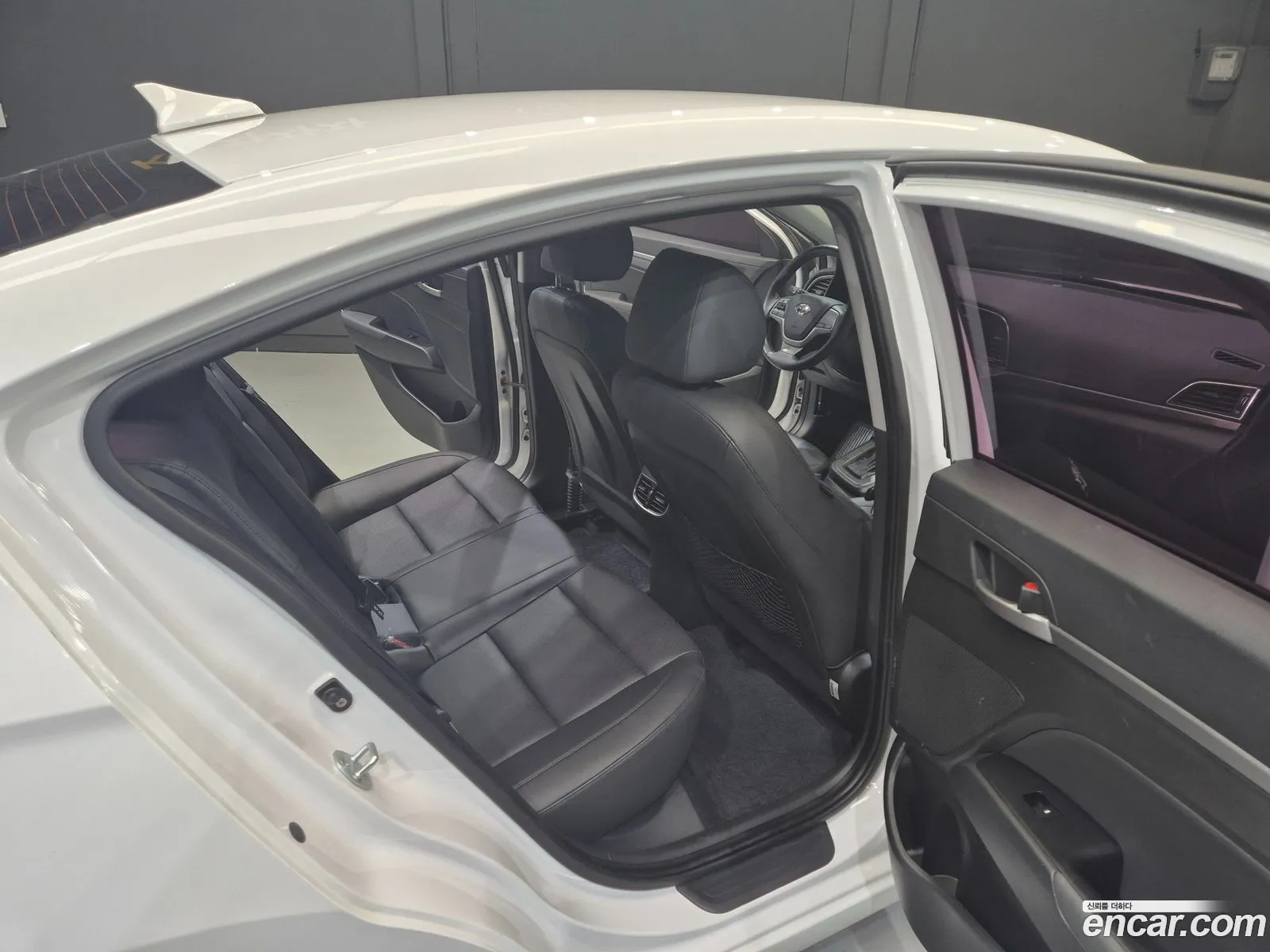 Hyundai Elantra AD 2016 — 17