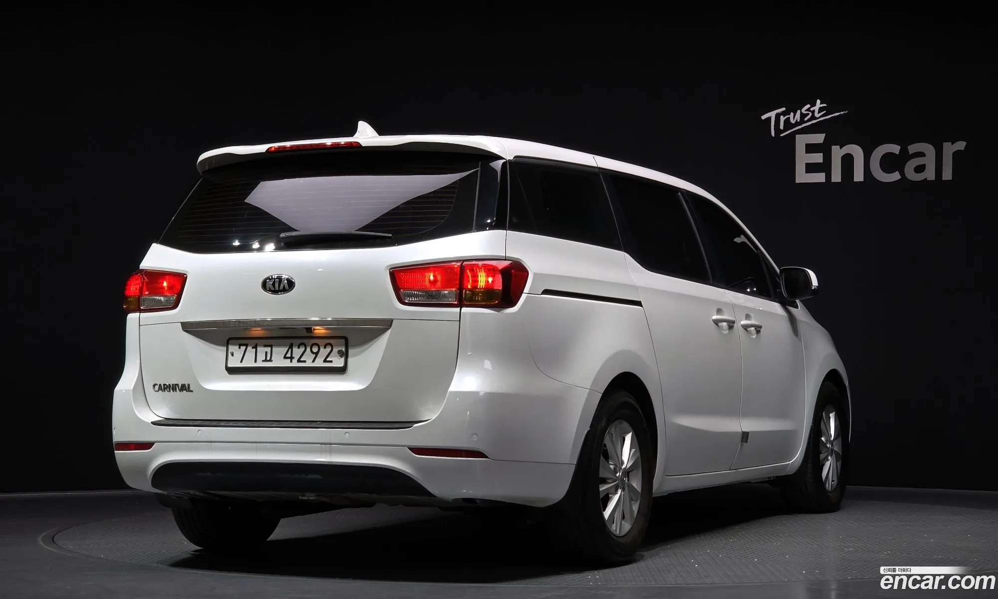 Kia Carnival 2015 — 7