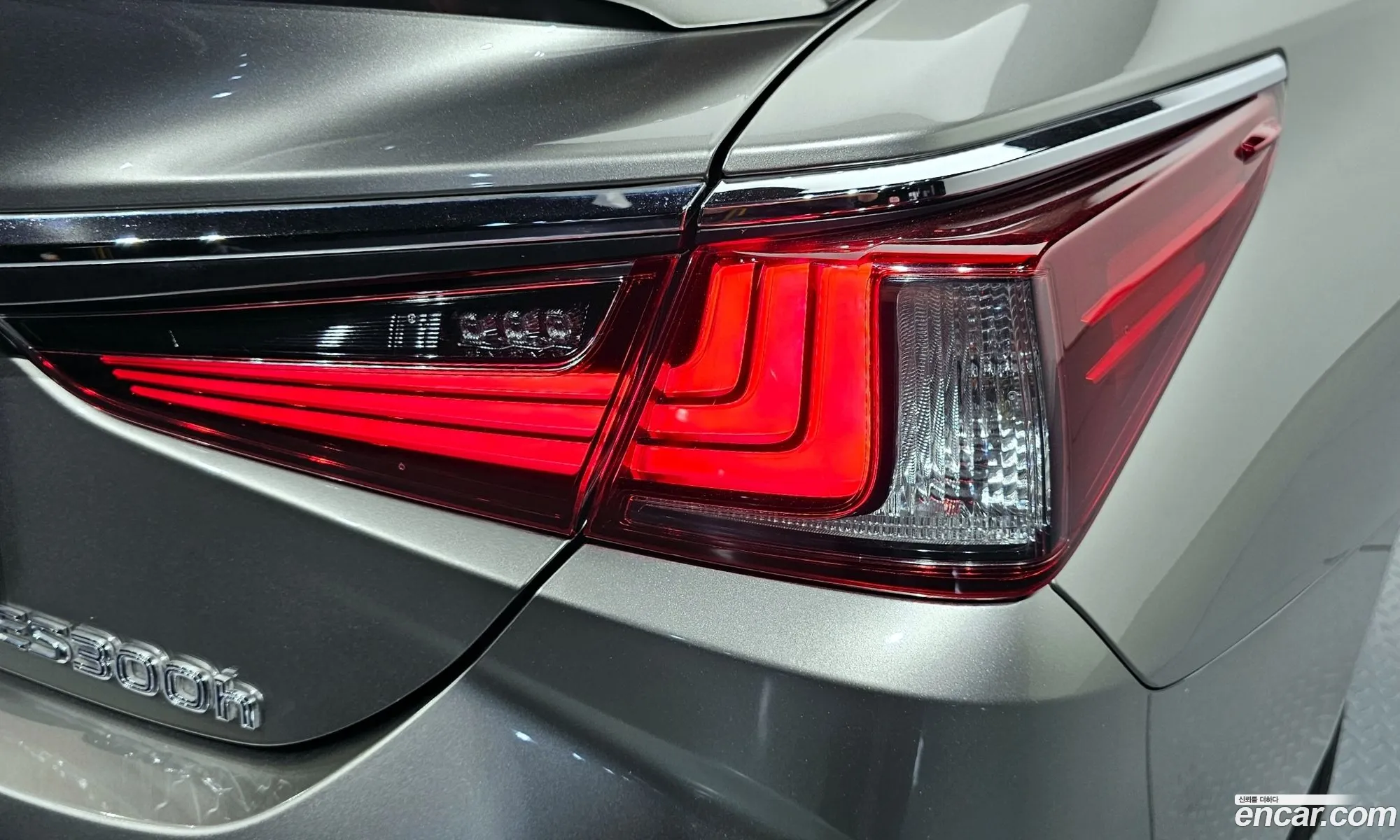 Lexus ES300h 7th Gen 2018 JTHB21B1XK2008305 — 21