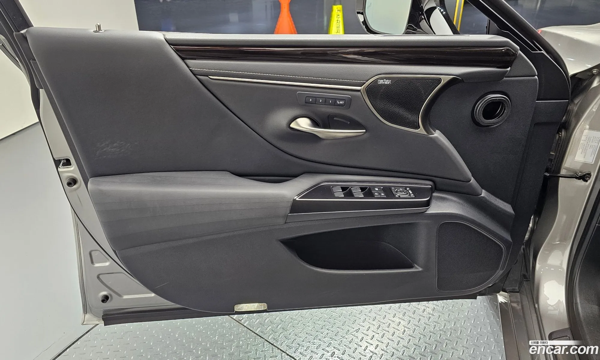 Lexus ES300h 7th Gen 2018 JTHB21B1XK2008305 — 13