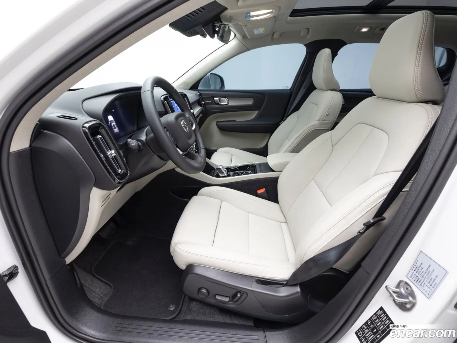 Volvo XC40 2026 — 4