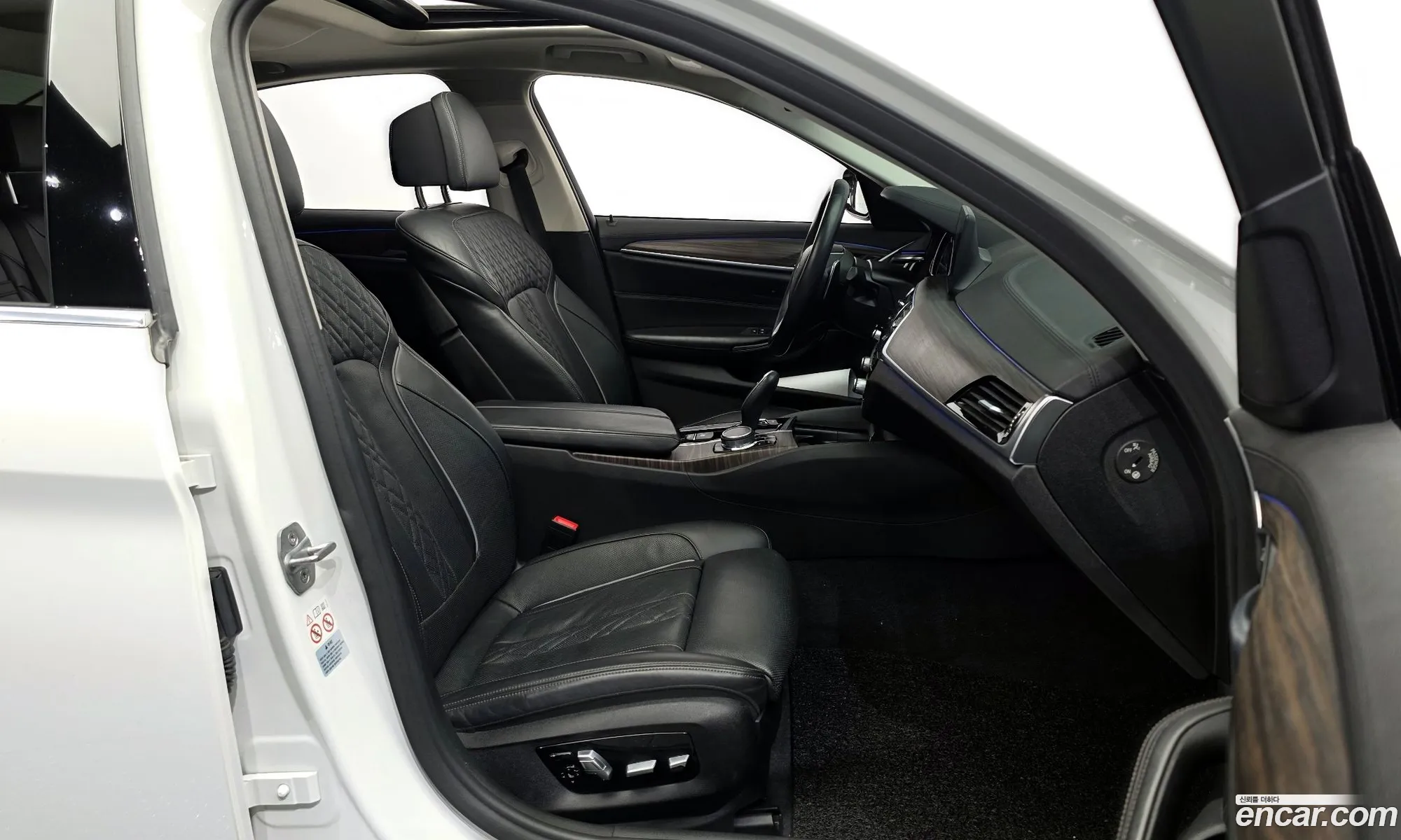 BMW 5 Series 2018 WBAJD3105JWC99427 — 31