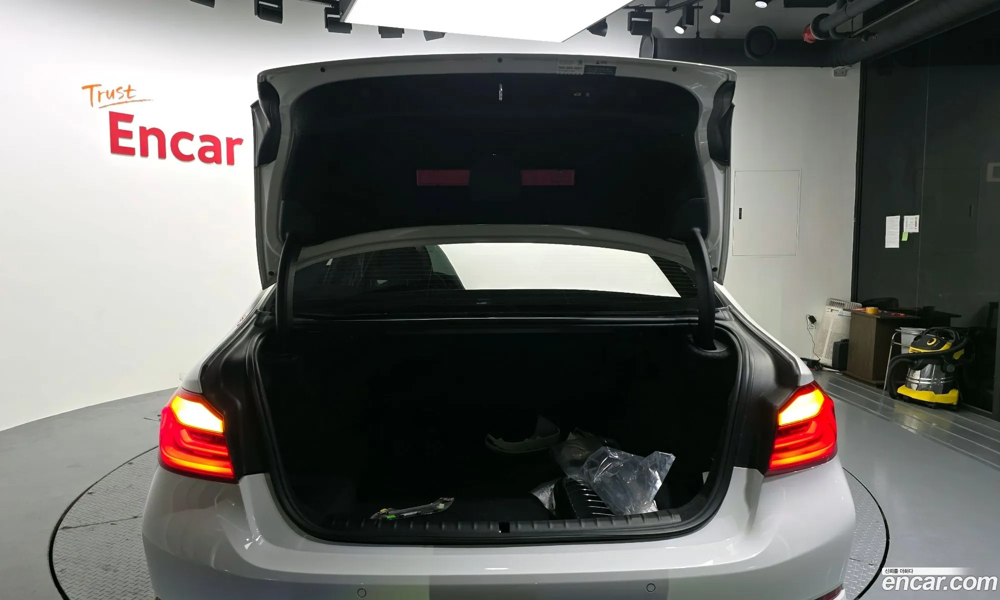 BMW 5 Series 2018 WBAJD3105JWC99427 — 4