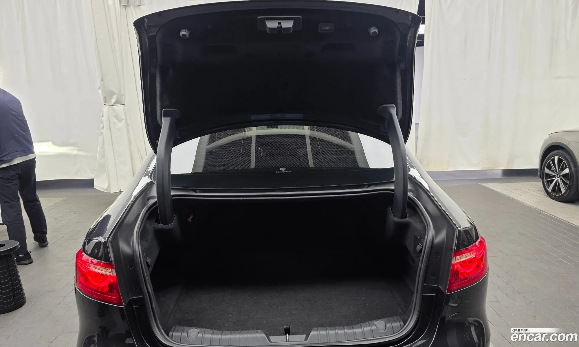 Jaguar XF 2018 — 19