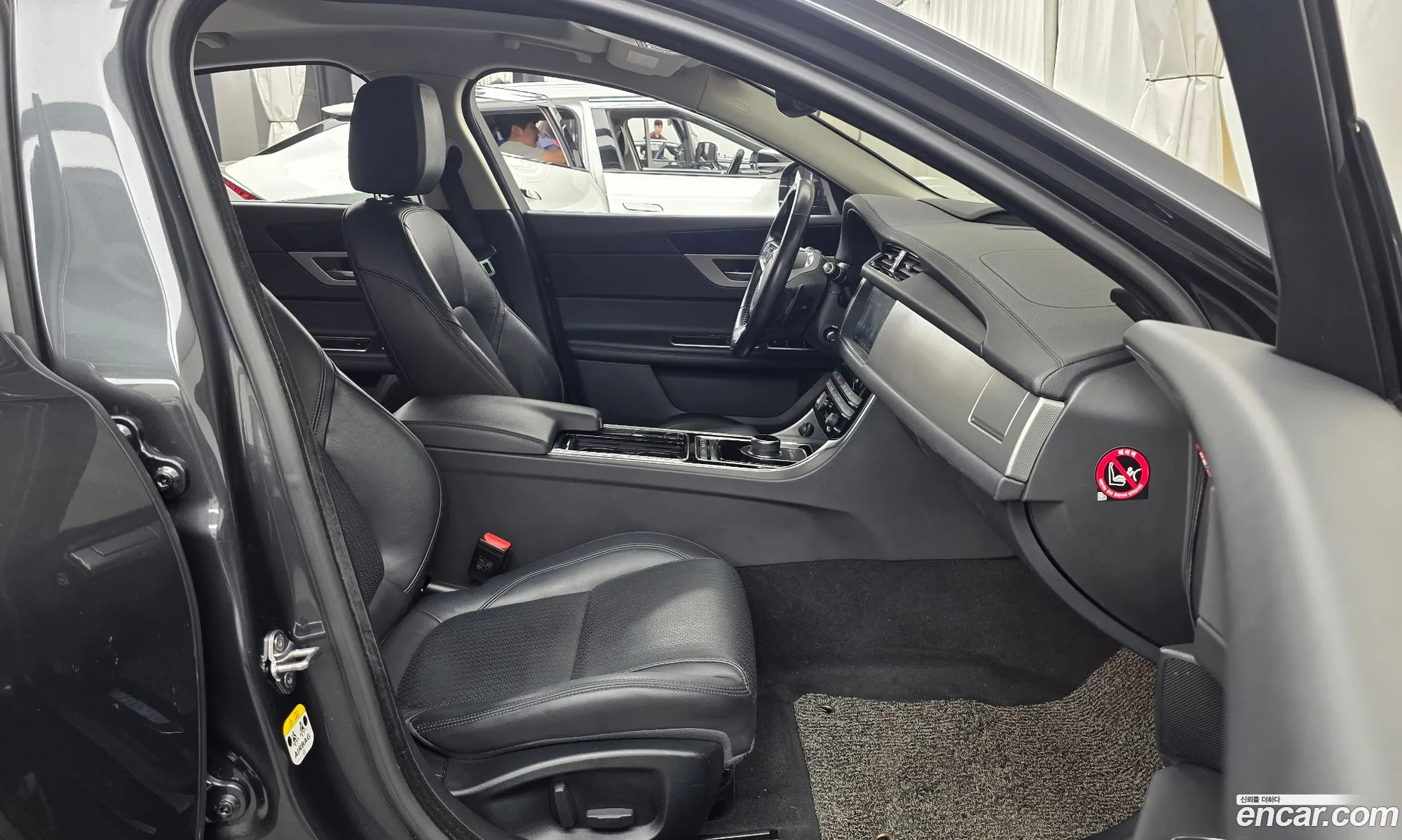 Jaguar XF 2018 — 9