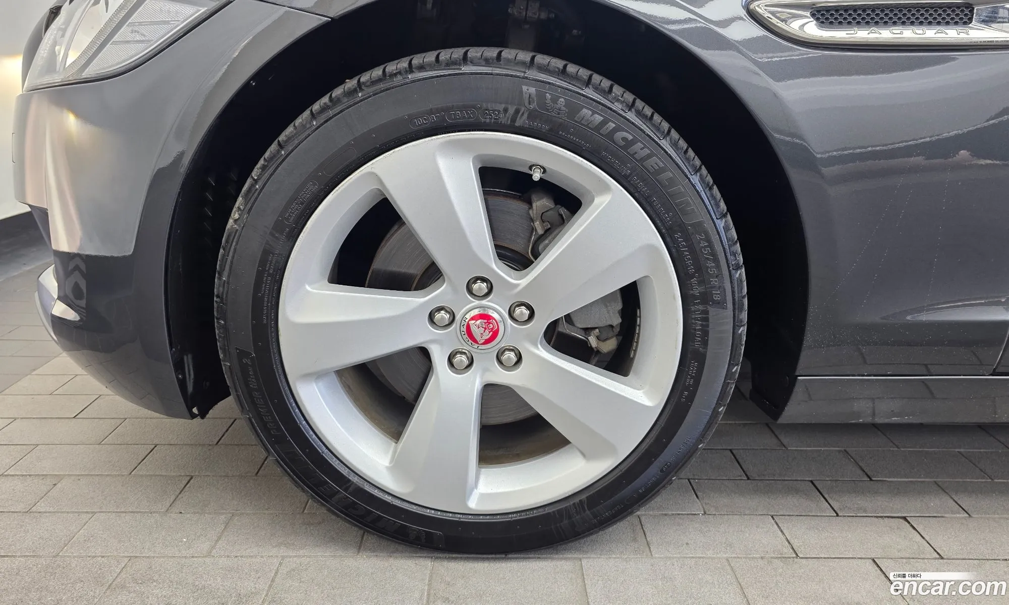 Jaguar XF 2018 — 12