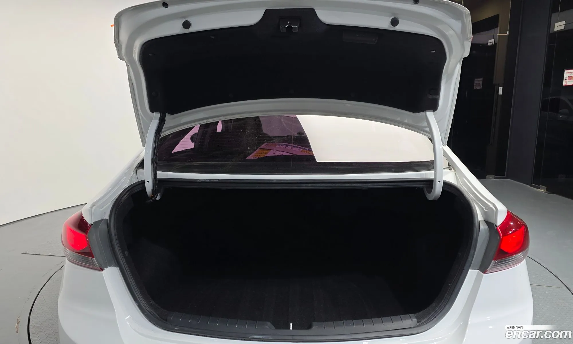 Hyundai Elantra AD 2015 — 11