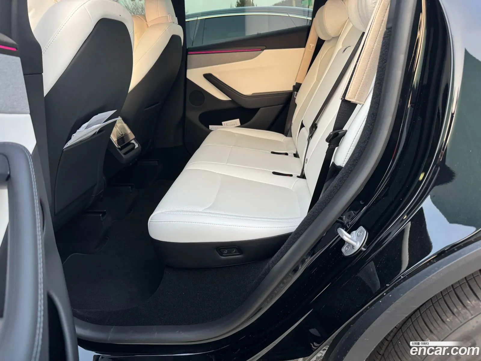 Tesla Model Y 2026 — 16